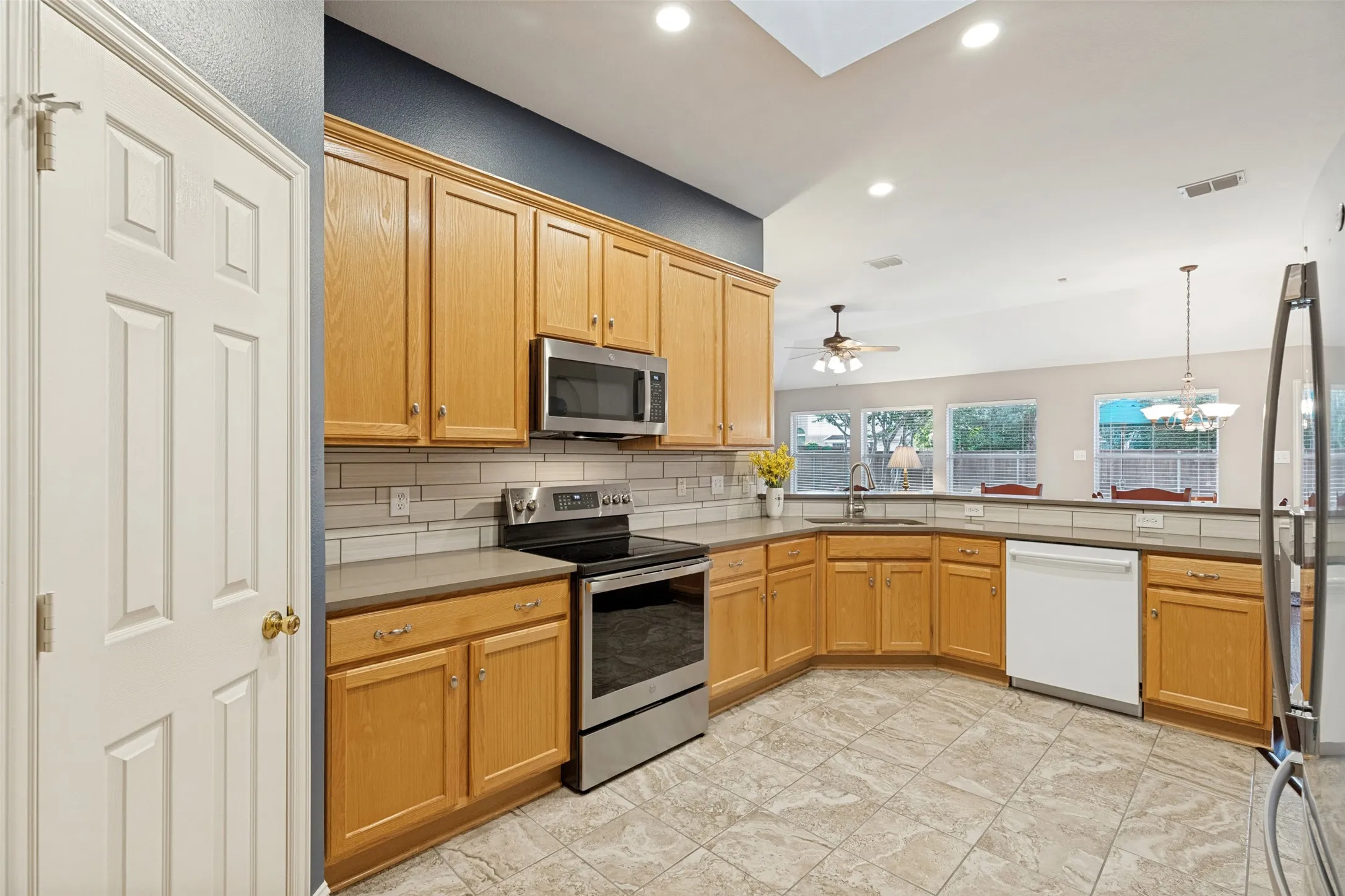 Single Family Residence For Sale in Collin County , 10914 Turtle Creek Lane, Frisco, Texas 75035, 3 Bedroom, 2 Bathroom, 2 Garage spaces, 1,933 Sqft, built in 1999, mls#21345433, Real Estate Agent in Frisco, Homes For Sale in Collin county, Homes For Sale in Frisco, Realtor in Frisco Texas, Real Estate Brokerage Independent Realty Texas, Luminita Cordes Realtor