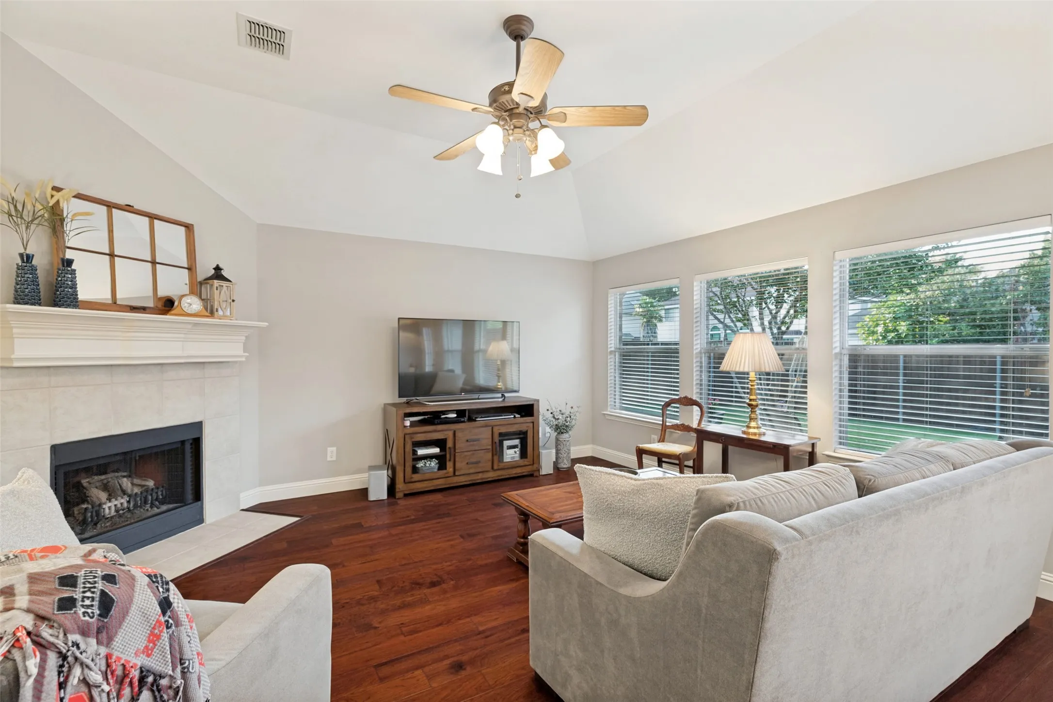 Single Family Residence For Sale in Collin County , 10914 Turtle Creek Lane, Frisco, Texas 75035, 3 Bedroom, 2 Bathroom, 2 Garage spaces, 1,933 Sqft, built in 1999, mls#21345433, Real Estate Agent in Frisco, Homes For Sale in Collin county, Homes For Sale in Frisco, Realtor in Frisco Texas, Real Estate Brokerage Independent Realty Texas, Luminita Cordes Realtor
