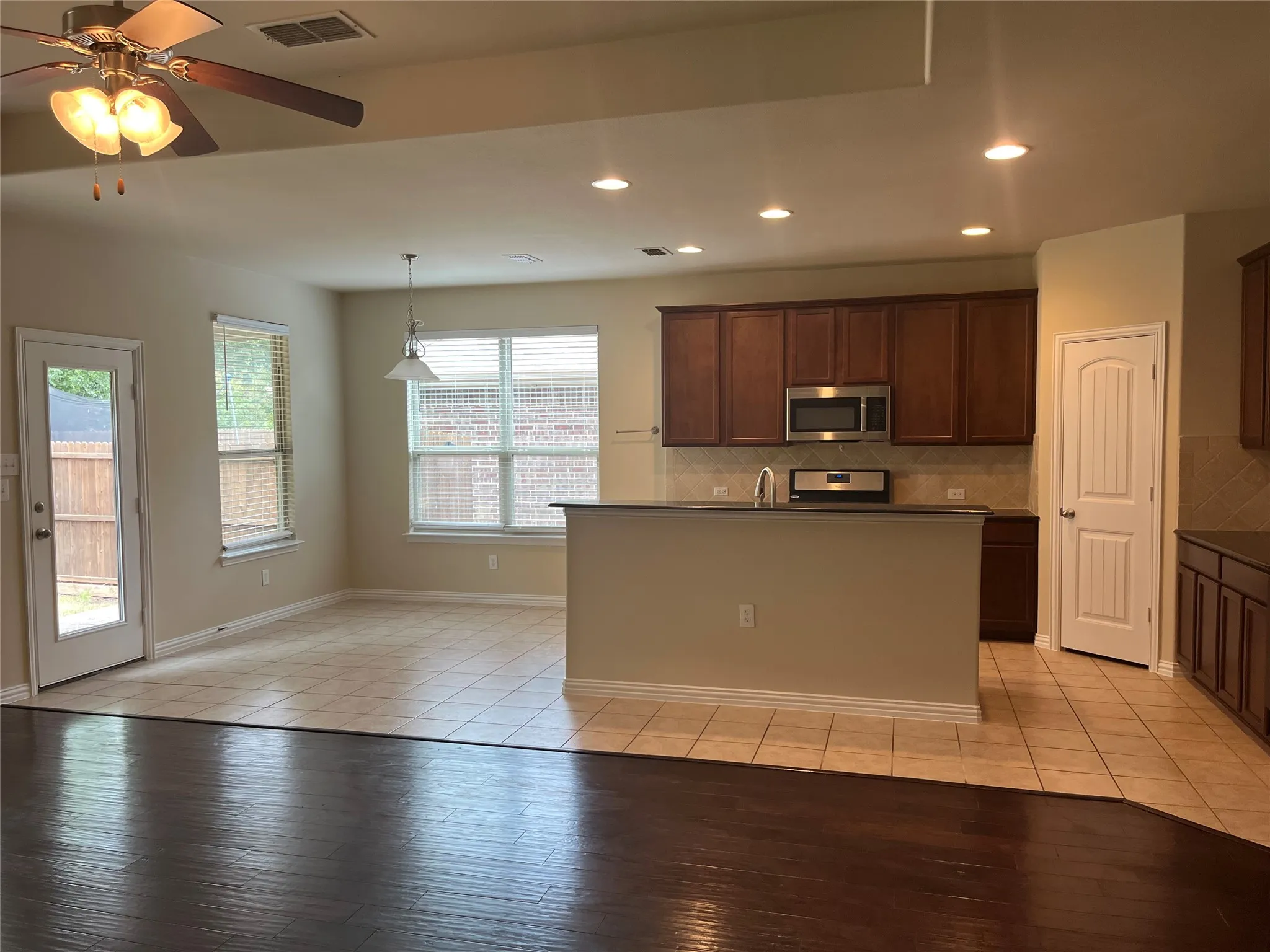 Single Family Residence For Sale in Denton County , 317 Bird Creek, Little Elm, Texas 75068, 4 Bedroom, 3 Bathroom, 2 Garage spaces, 2,419 Sqft, built in 2014, mls#21345776, Real Estate Agent in Little Elm, Homes For Sale in Denton county, Homes For Sale in Little Elm, Realtor in Little Elm Texas, Real Estate Brokerage Independent Realty Texas, Luminita Cordes Realtor