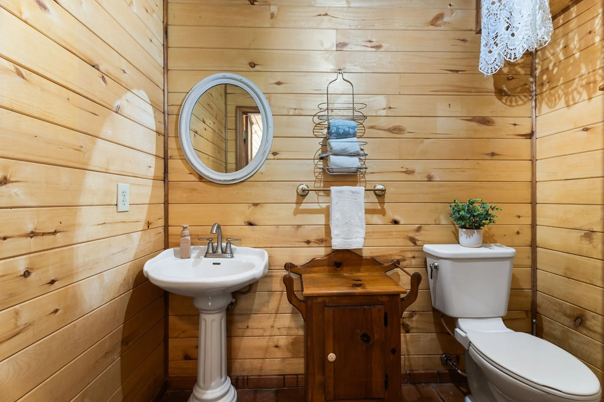 Farm For Sale in Wood County , 1081 County Road 3875, Mineola, Texas 75773, 3 Bedroom, 3 Bathroom, Garage spaces, 2,700 Sqft, built in 1995, mls#21341044, Real Estate Agent in Mineola, Homes For Sale in Wood county, Homes For Sale in Mineola, Realtor in Mineola Texas, Real Estate Brokerage Independent Realty Texas, Luminita Cordes Realtor