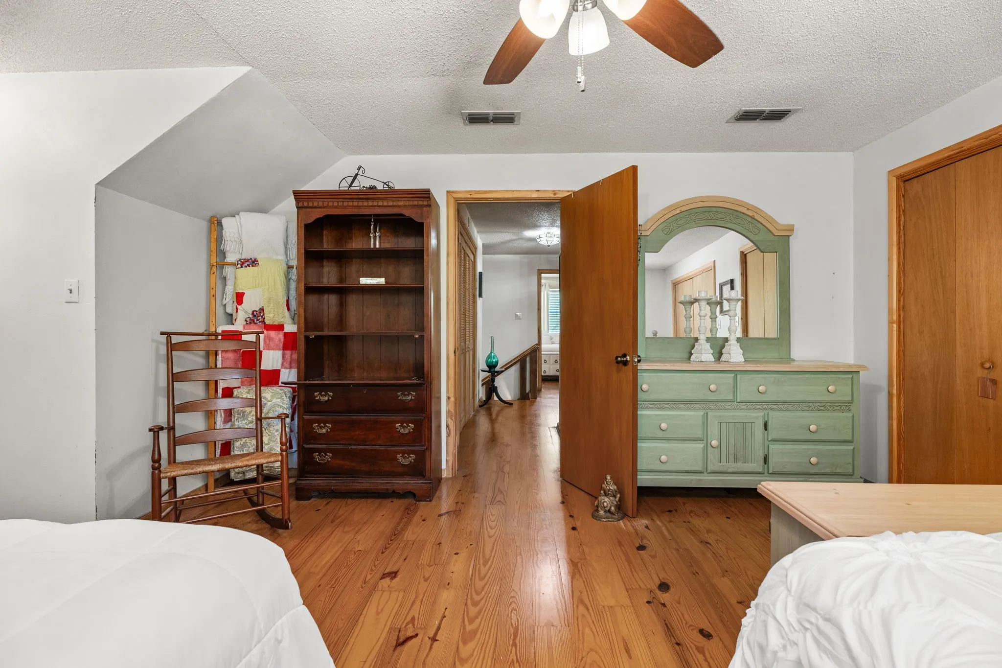 Farm For Sale in Wood County , 1081 County Road 3875, Mineola, Texas 75773, 3 Bedroom, 3 Bathroom, Garage spaces, 2,700 Sqft, built in 1995, mls#21341044, Real Estate Agent in Mineola, Homes For Sale in Wood county, Homes For Sale in Mineola, Realtor in Mineola Texas, Real Estate Brokerage Independent Realty Texas, Luminita Cordes Realtor