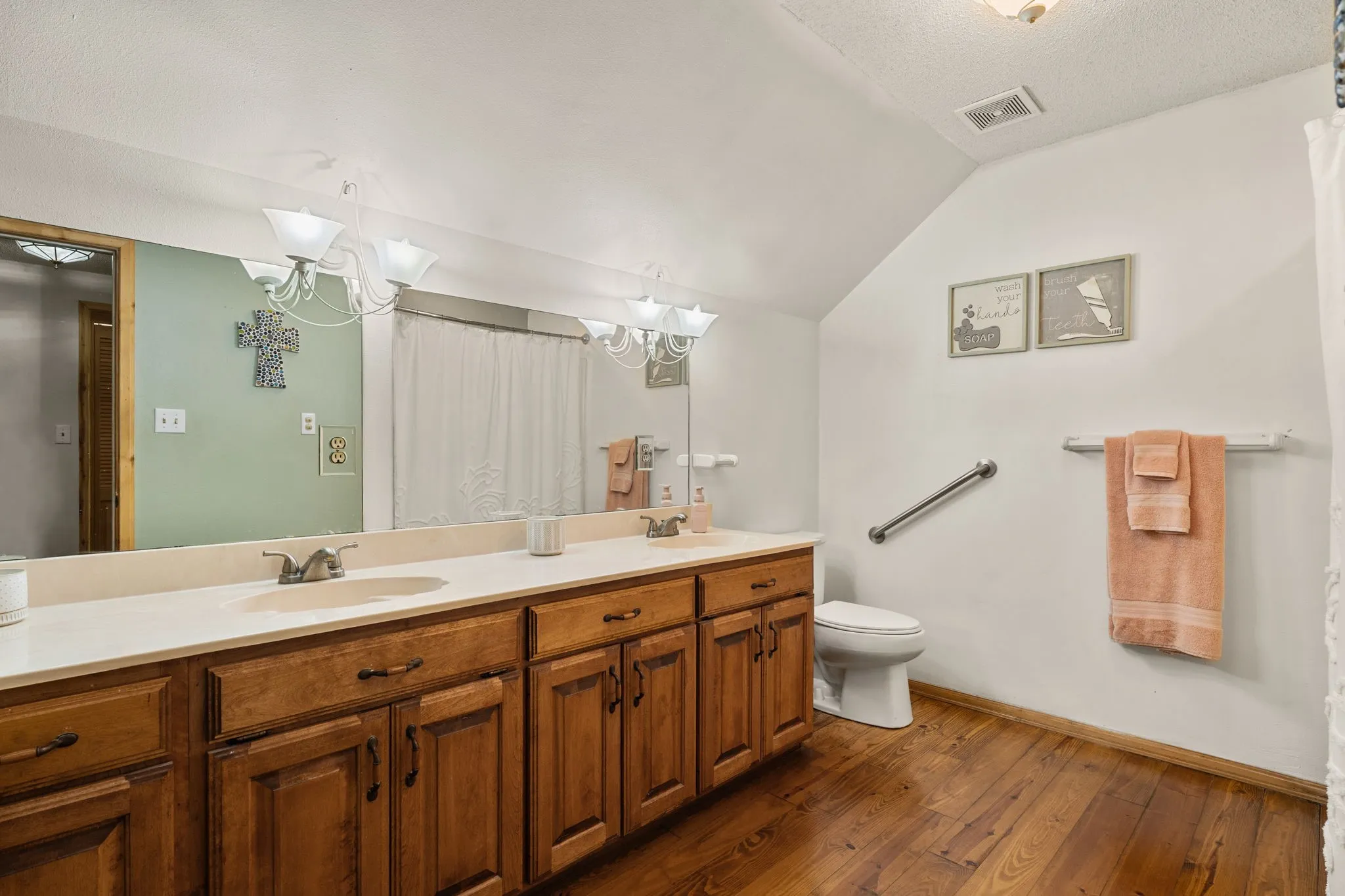 Farm For Sale in Wood County , 1081 County Road 3875, Mineola, Texas 75773, 3 Bedroom, 3 Bathroom, Garage spaces, 2,700 Sqft, built in 1995, mls#21341044, Real Estate Agent in Mineola, Homes For Sale in Wood county, Homes For Sale in Mineola, Realtor in Mineola Texas, Real Estate Brokerage Independent Realty Texas, Luminita Cordes Realtor