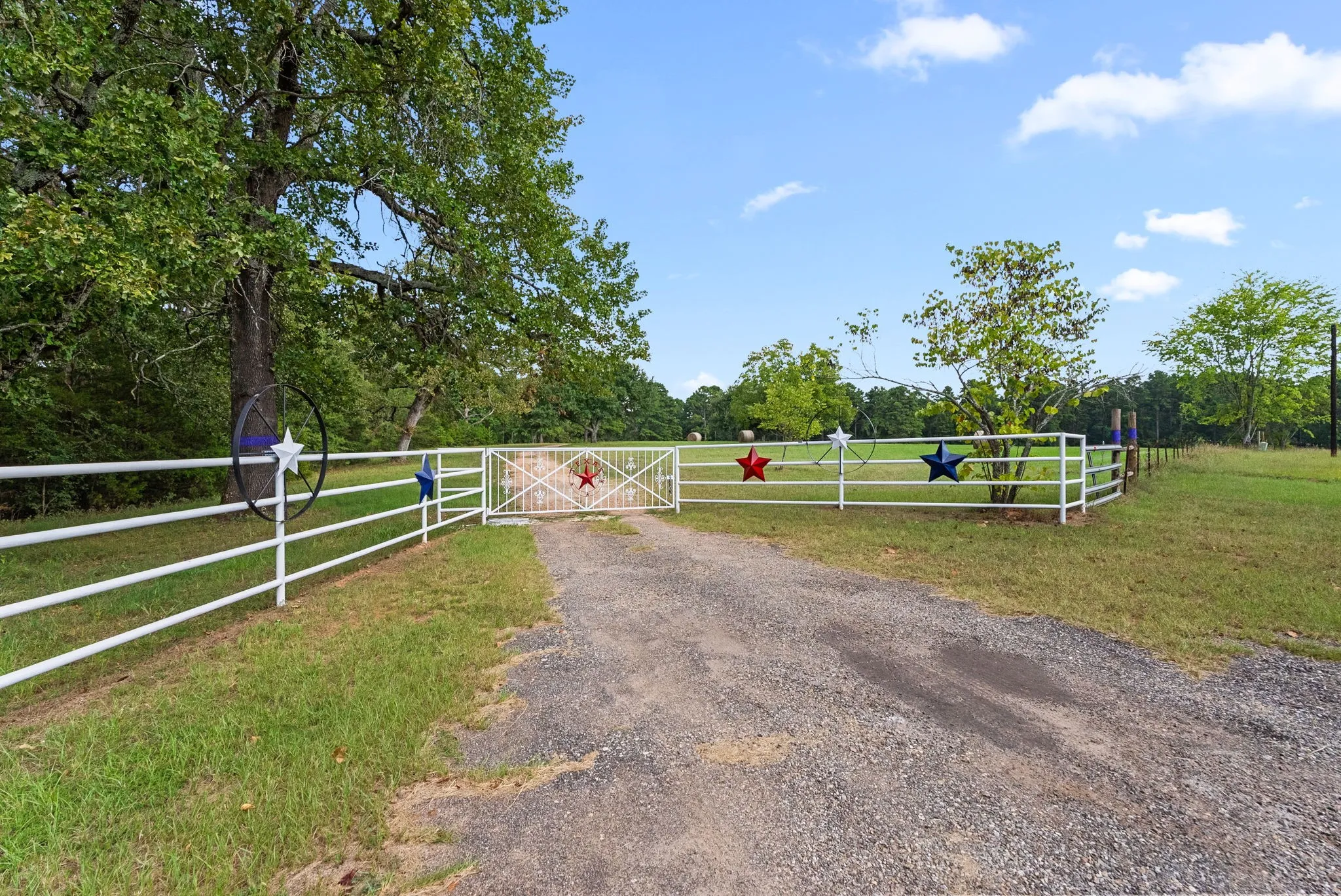 Farm For Sale in Wood County , 1081 County Road 3875, Mineola, Texas 75773, 3 Bedroom, 3 Bathroom, Garage spaces, 2,700 Sqft, built in 1995, mls#21341044, Real Estate Agent in Mineola, Homes For Sale in Wood county, Homes For Sale in Mineola, Realtor in Mineola Texas, Real Estate Brokerage Independent Realty Texas, Luminita Cordes Realtor