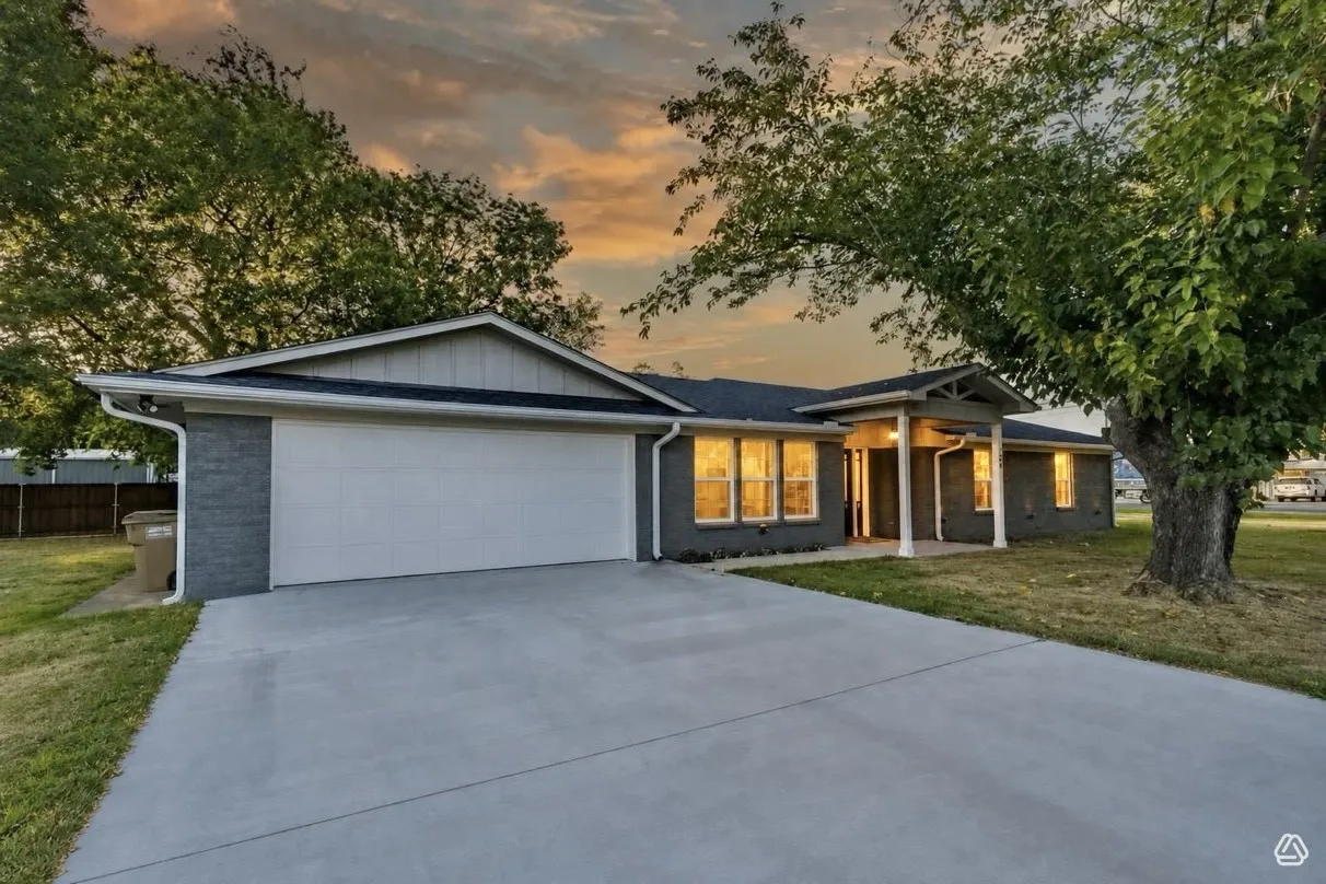 Single Family Residence For Sale in Wood County , 128 N Osborn Street, Alba, Texas 75410, 3 Bedroom, 2 Bathroom, 2 Garage spaces, 1,487 Sqft, built in 1985, mls#21337925, Real Estate Agent in Alba, Homes For Sale in Wood county, Homes For Sale in Alba, Realtor in Alba Texas, Real Estate Brokerage Independent Realty Texas, Luminita Cordes Realtor