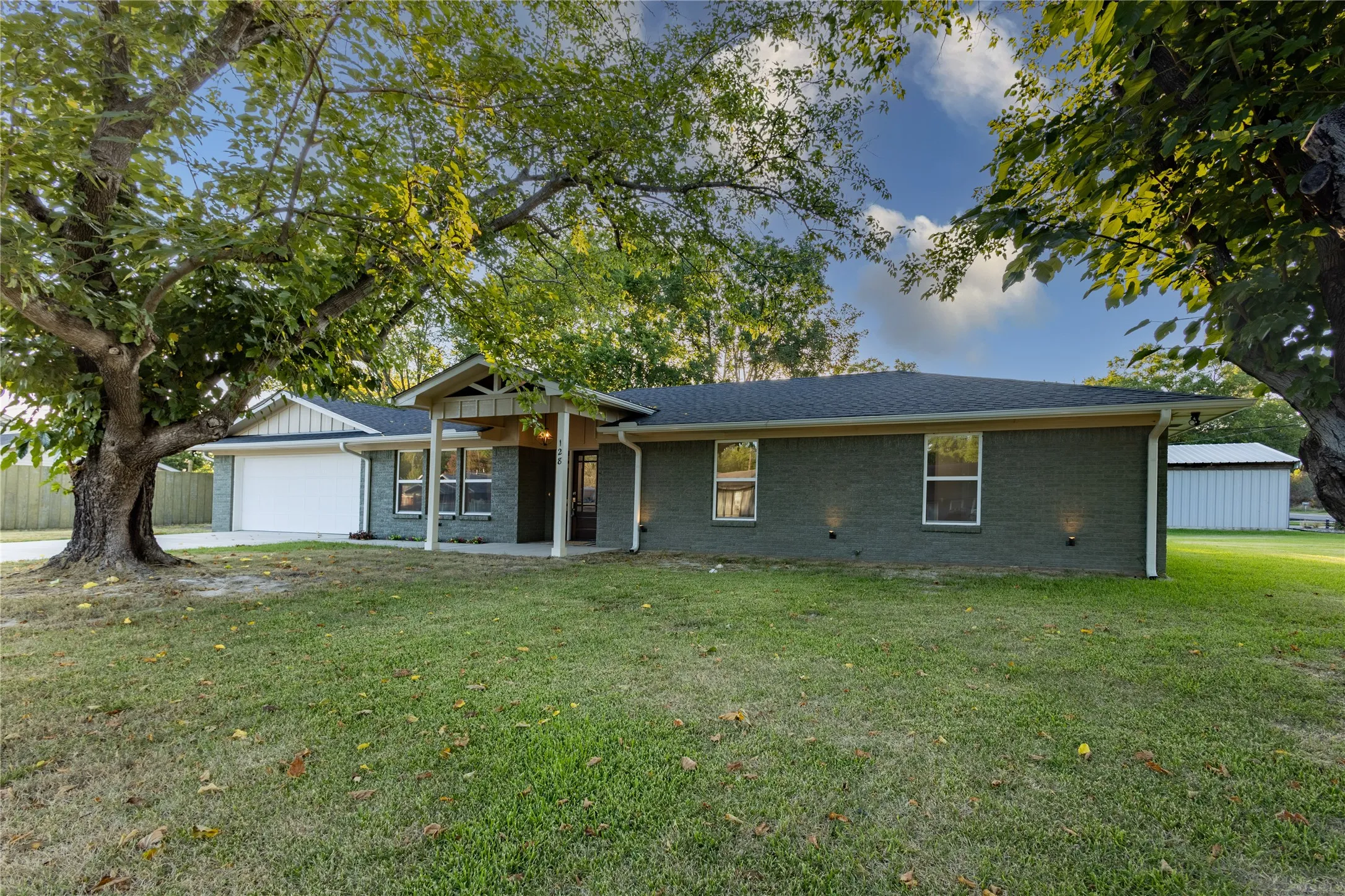 Single Family Residence For Sale in Wood County , 128 N Osborn Street, Alba, Texas 75410, 3 Bedroom, 2 Bathroom, 2 Garage spaces, 1,487 Sqft, built in 1985, mls#21337925, Real Estate Agent in Alba, Homes For Sale in Wood county, Homes For Sale in Alba, Realtor in Alba Texas, Real Estate Brokerage Independent Realty Texas, Luminita Cordes Realtor