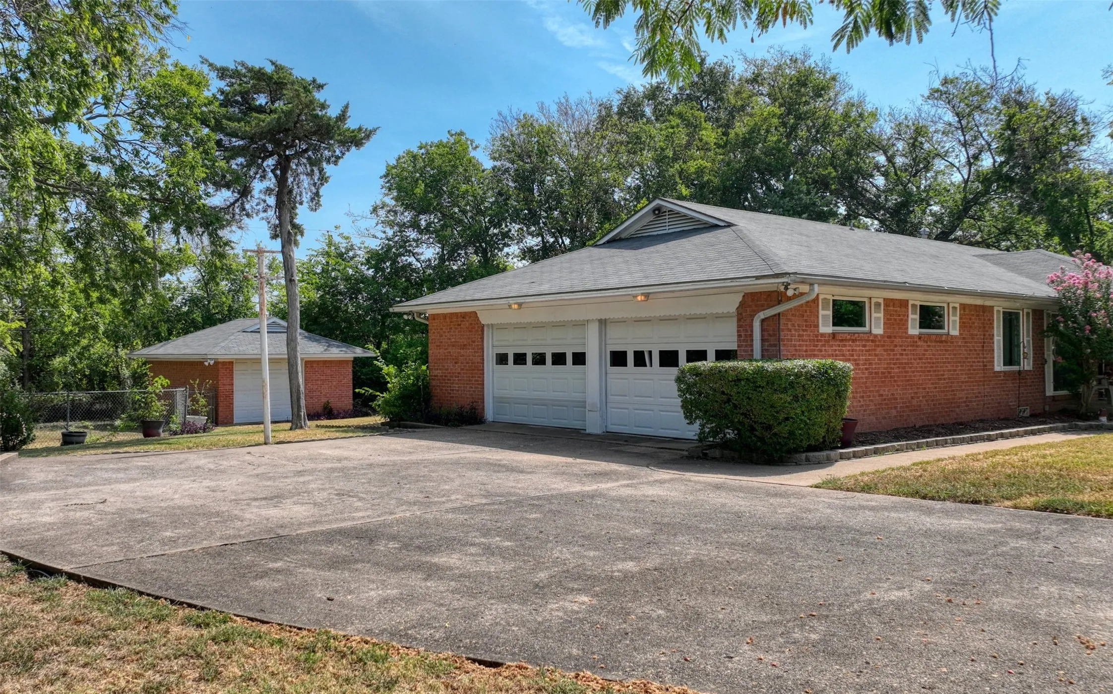 Single Family Residence For Sale in Dallas County , 938 Nature Drive, Duncanville, Texas 75116, 3 Bedroom, 2 Bathroom, 2 Garage spaces, 1,600 Sqft, built in 1963, mls#21345588, Real Estate Agent in Duncanville, Homes For Sale in Dallas county, Homes For Sale in Duncanville, Realtor in Duncanville Texas, Real Estate Brokerage Independent Realty Texas, Luminita Cordes Realtor