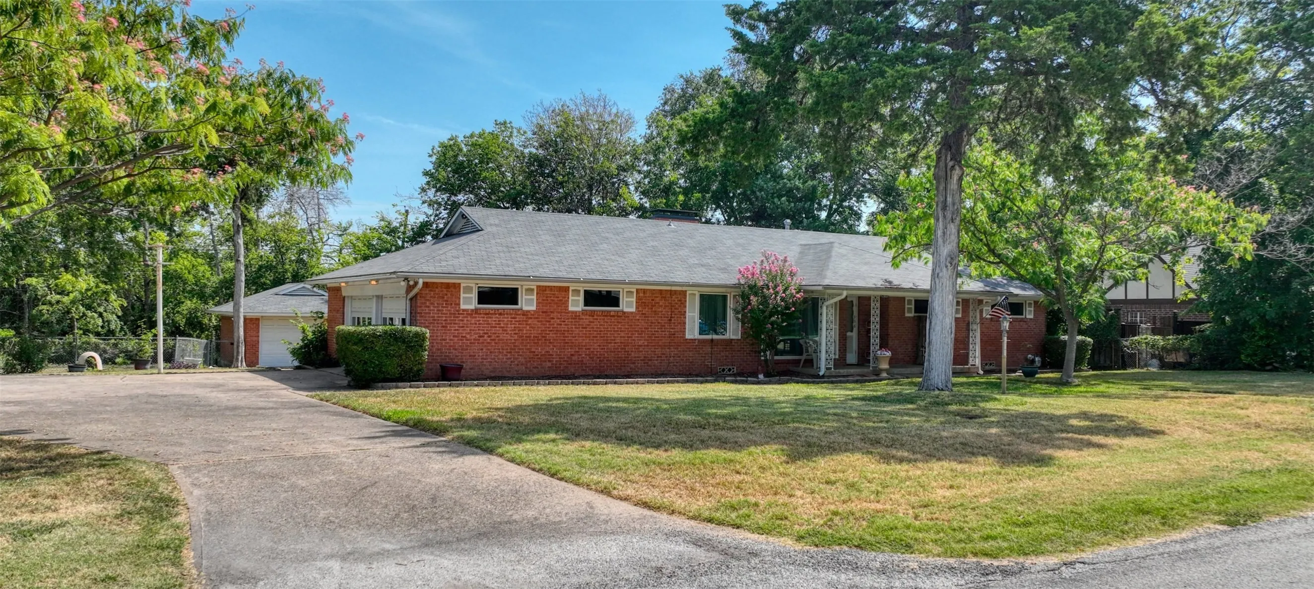 Single Family Residence For Sale in Dallas County , 938 Nature Drive, Duncanville, Texas 75116, 3 Bedroom, 2 Bathroom, 2 Garage spaces, 1,600 Sqft, built in 1963, mls#21345588, Real Estate Agent in Duncanville, Homes For Sale in Dallas county, Homes For Sale in Duncanville, Realtor in Duncanville Texas, Real Estate Brokerage Independent Realty Texas, Luminita Cordes Realtor