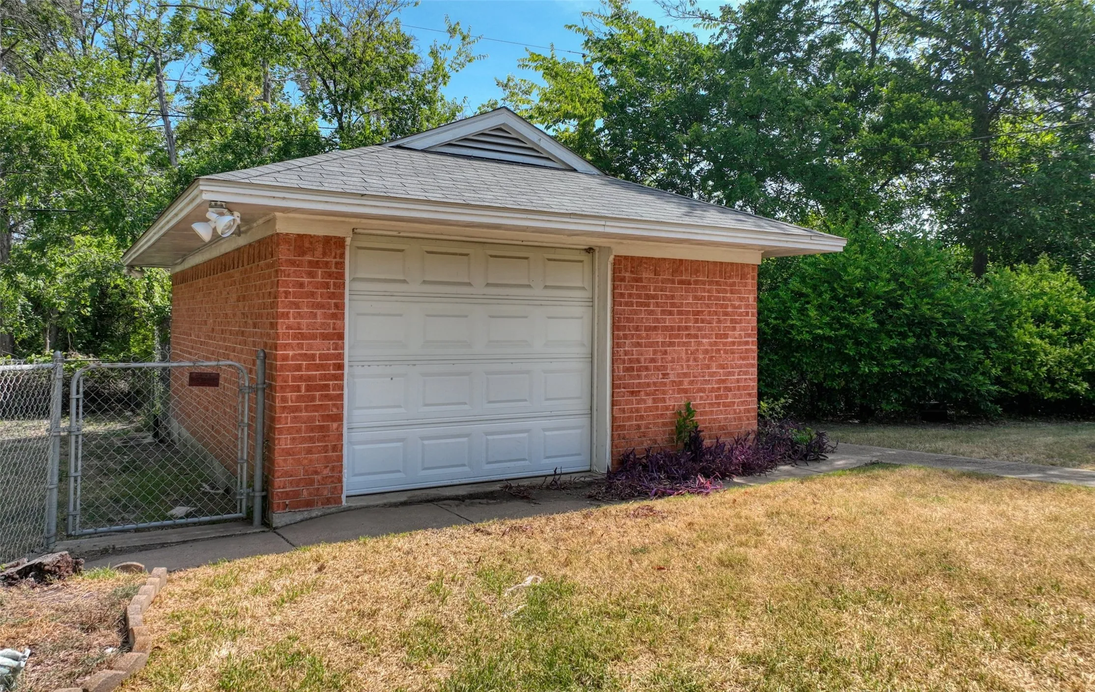 This is a 3rd garage/workshop