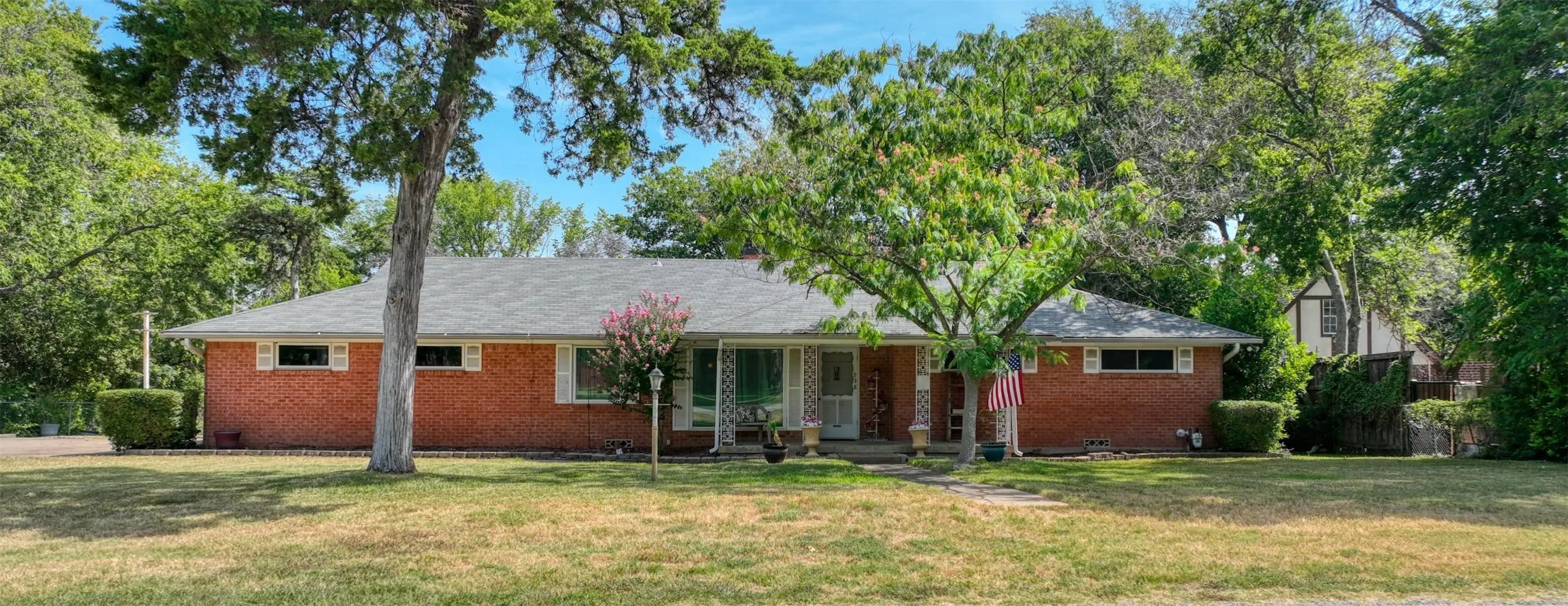 Single Family Residence For Sale in Dallas County , 938 Nature Drive, Duncanville, Texas 75116, 3 Bedroom, 2 Bathroom, 2 Garage spaces, 1,600 Sqft, built in 1963, mls#21345588, Real Estate Agent in Duncanville, Homes For Sale in Dallas county, Homes For Sale in Duncanville, Realtor in Duncanville Texas, Real Estate Brokerage Independent Realty Texas, Luminita Cordes Realtor