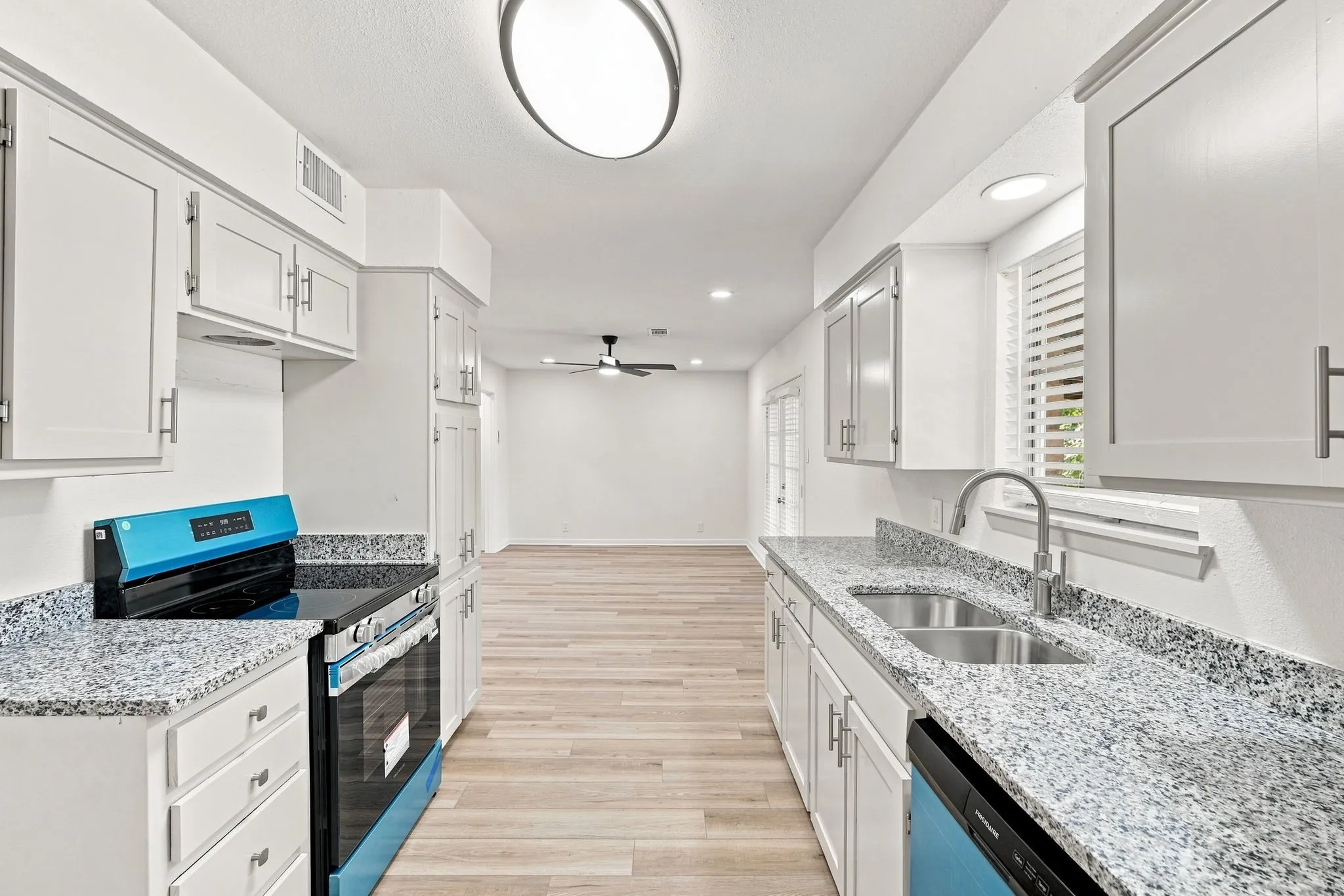 Single Family Residence For Sale in Ellis County , 1109 Williamsburg Drive, Ennis, Texas 75119, 3 Bedroom, 2 Bathroom, 2 Garage spaces, 1,332 Sqft, built in 1964, mls#21344734, Real Estate Agent in Ennis, Homes For Sale in Ellis county, Homes For Sale in Ennis, Realtor in Ennis Texas, Real Estate Brokerage Independent Realty Texas, Luminita Cordes Realtor