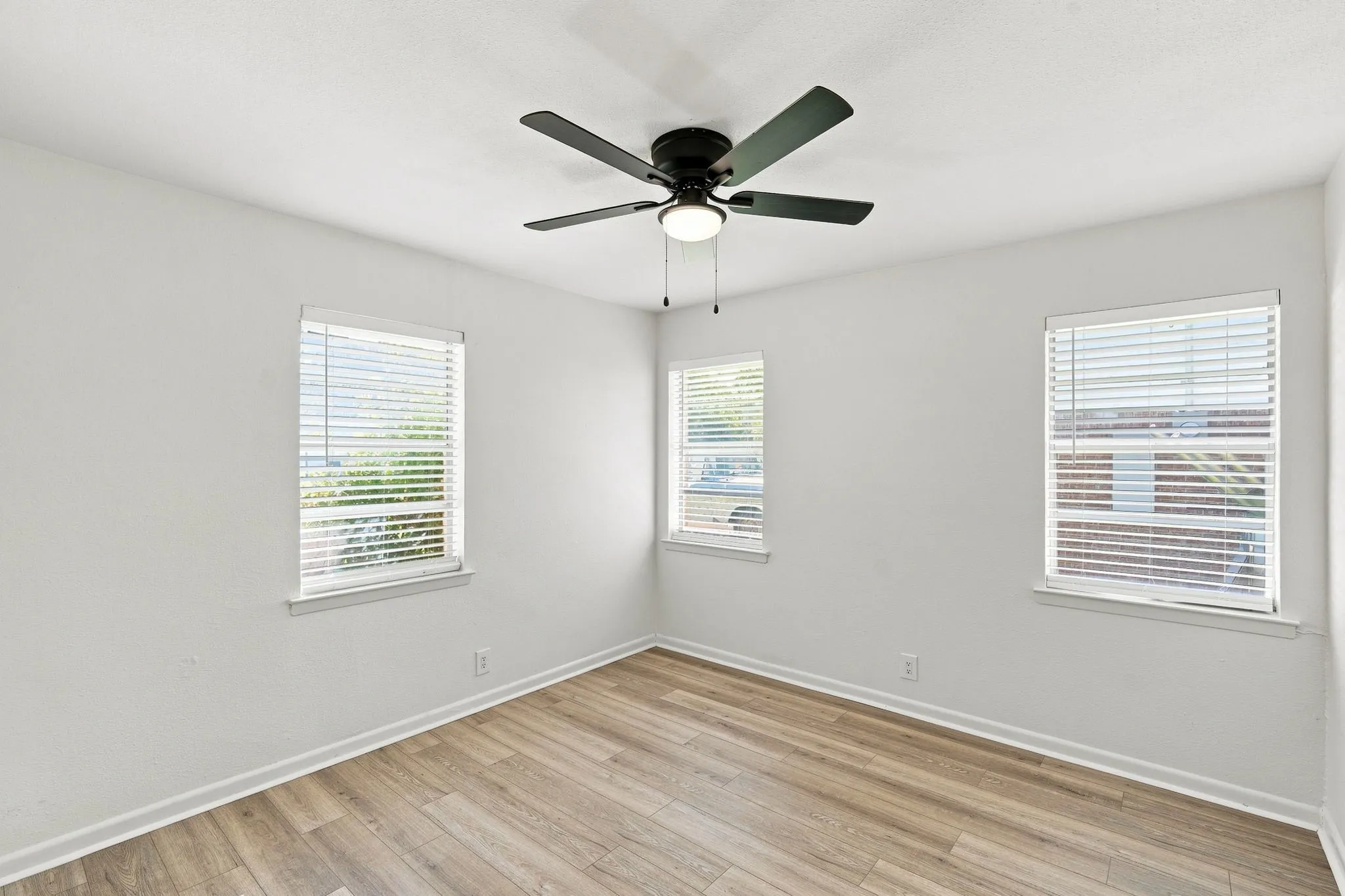 Single Family Residence For Sale in Ellis County , 1109 Williamsburg Drive, Ennis, Texas 75119, 3 Bedroom, 2 Bathroom, 2 Garage spaces, 1,332 Sqft, built in 1964, mls#21344734, Real Estate Agent in Ennis, Homes For Sale in Ellis county, Homes For Sale in Ennis, Realtor in Ennis Texas, Real Estate Brokerage Independent Realty Texas, Luminita Cordes Realtor
