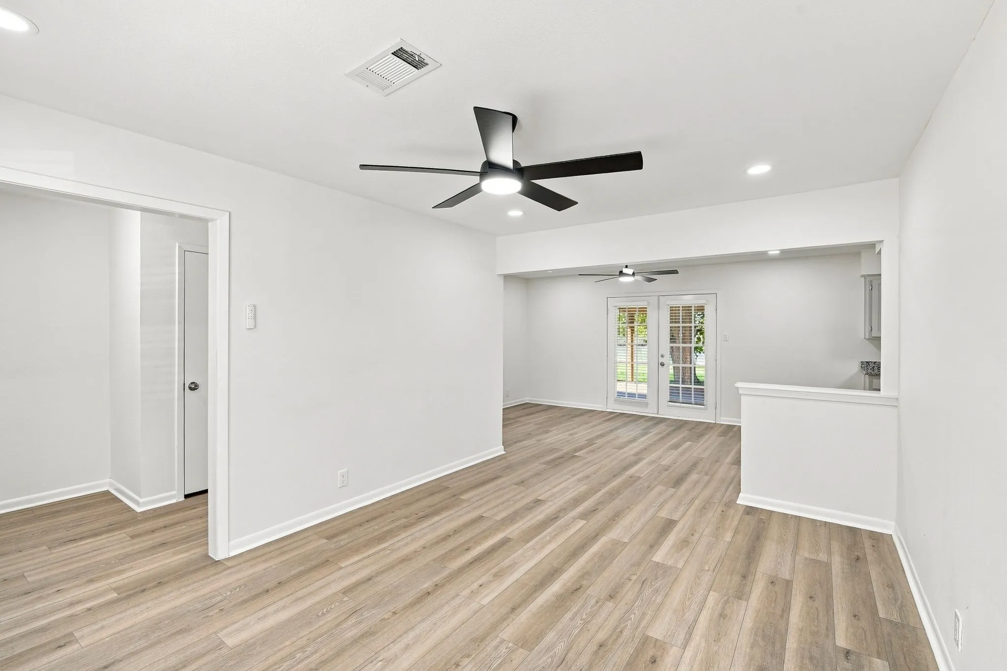 Single Family Residence For Sale in Ellis County , 1109 Williamsburg Drive, Ennis, Texas 75119, 3 Bedroom, 2 Bathroom, 2 Garage spaces, 1,332 Sqft, built in 1964, mls#21344734, Real Estate Agent in Ennis, Homes For Sale in Ellis county, Homes For Sale in Ennis, Realtor in Ennis Texas, Real Estate Brokerage Independent Realty Texas, Luminita Cordes Realtor