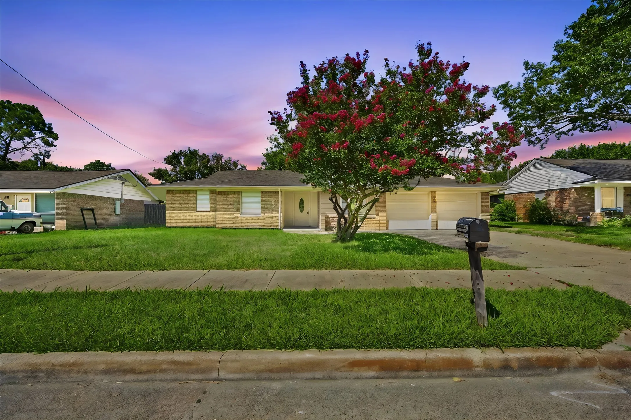 Single Family Residence For Sale in Ellis County , 1109 Williamsburg Drive, Ennis, Texas 75119, 3 Bedroom, 2 Bathroom, 2 Garage spaces, 1,332 Sqft, built in 1964, mls#21344734, Real Estate Agent in Ennis, Homes For Sale in Ellis county, Homes For Sale in Ennis, Realtor in Ennis Texas, Real Estate Brokerage Independent Realty Texas, Luminita Cordes Realtor