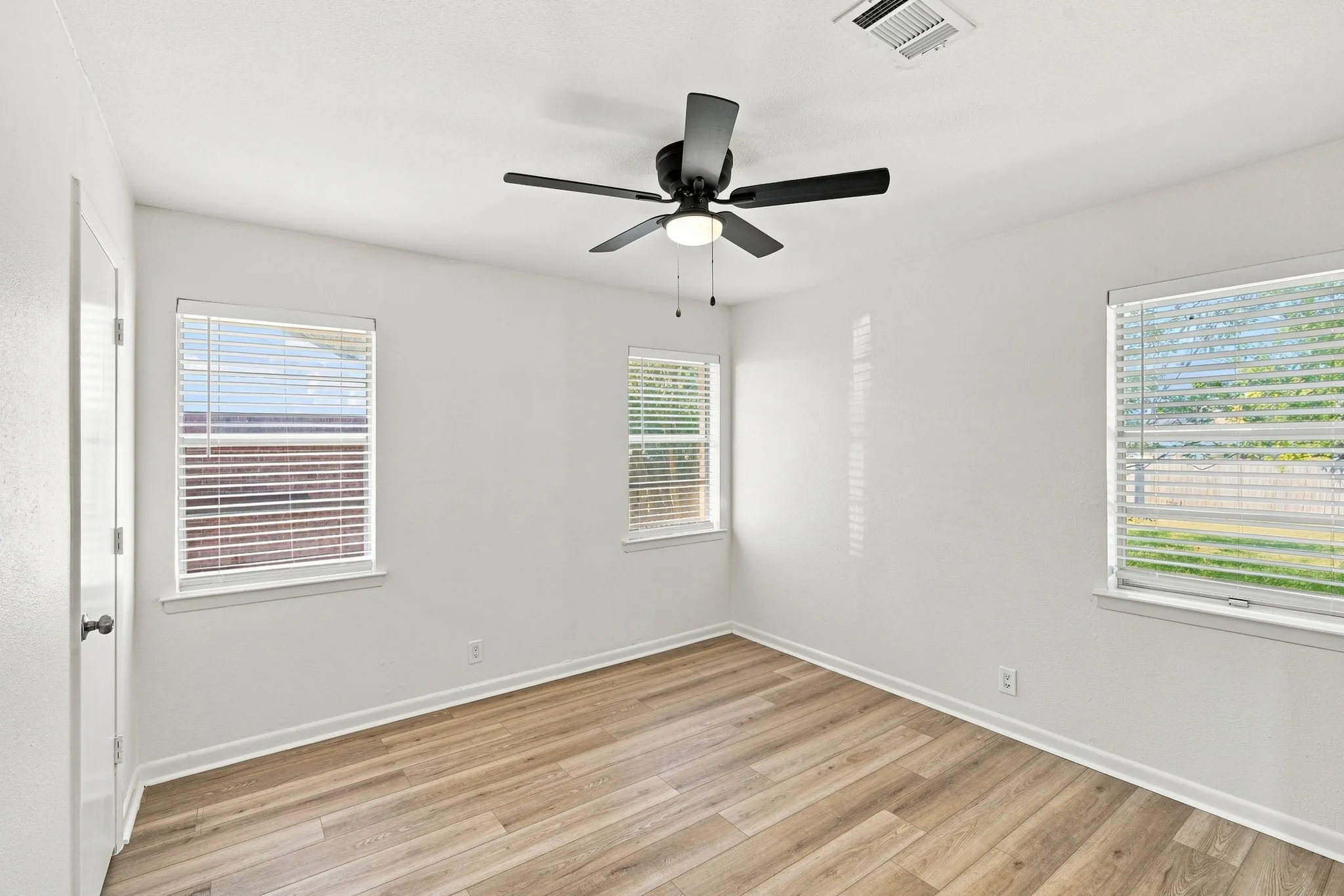 Single Family Residence For Sale in Ellis County , 1109 Williamsburg Drive, Ennis, Texas 75119, 3 Bedroom, 2 Bathroom, 2 Garage spaces, 1,332 Sqft, built in 1964, mls#21344734, Real Estate Agent in Ennis, Homes For Sale in Ellis county, Homes For Sale in Ennis, Realtor in Ennis Texas, Real Estate Brokerage Independent Realty Texas, Luminita Cordes Realtor