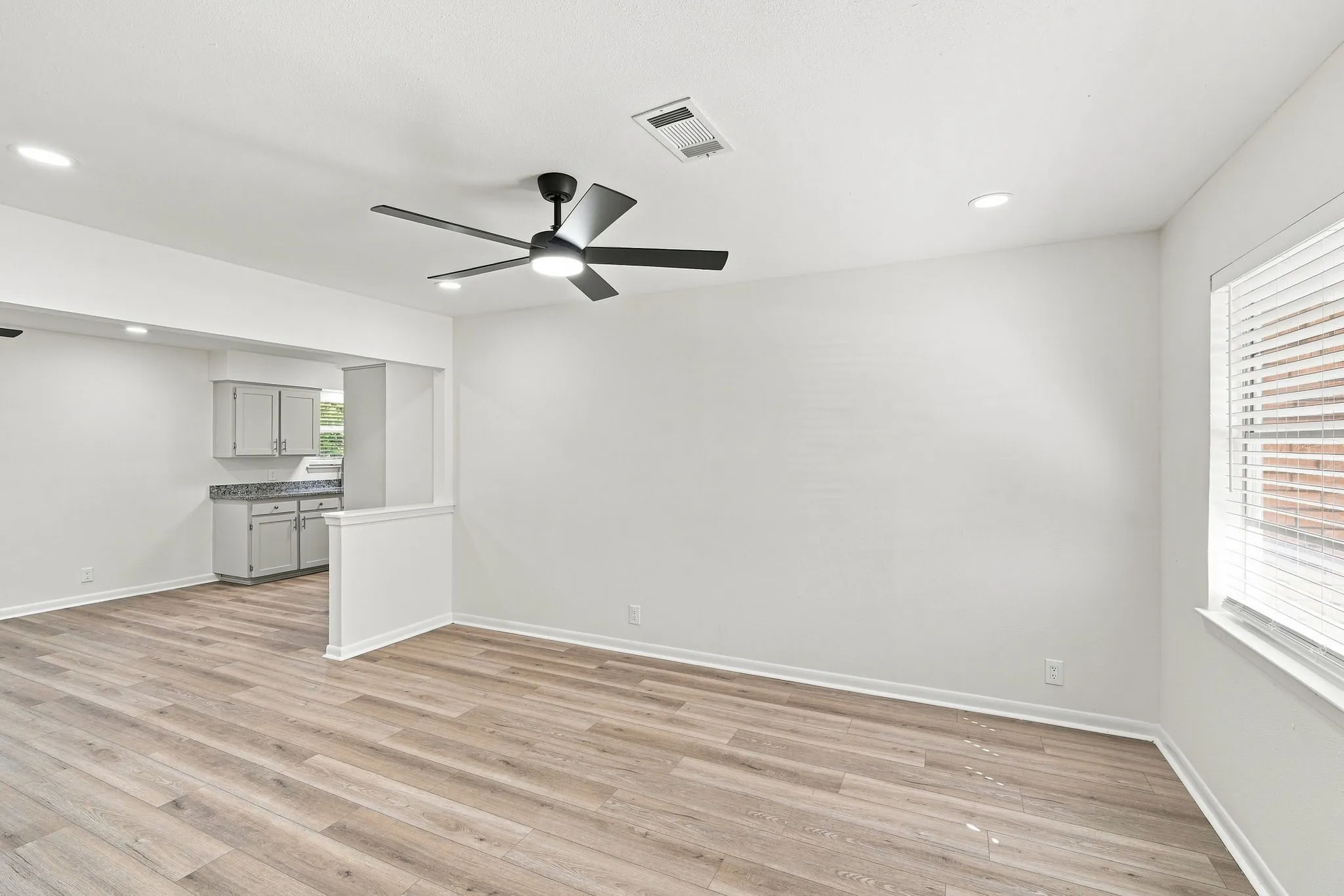 Single Family Residence For Sale in Ellis County , 1109 Williamsburg Drive, Ennis, Texas 75119, 3 Bedroom, 2 Bathroom, 2 Garage spaces, 1,332 Sqft, built in 1964, mls#21344734, Real Estate Agent in Ennis, Homes For Sale in Ellis county, Homes For Sale in Ennis, Realtor in Ennis Texas, Real Estate Brokerage Independent Realty Texas, Luminita Cordes Realtor