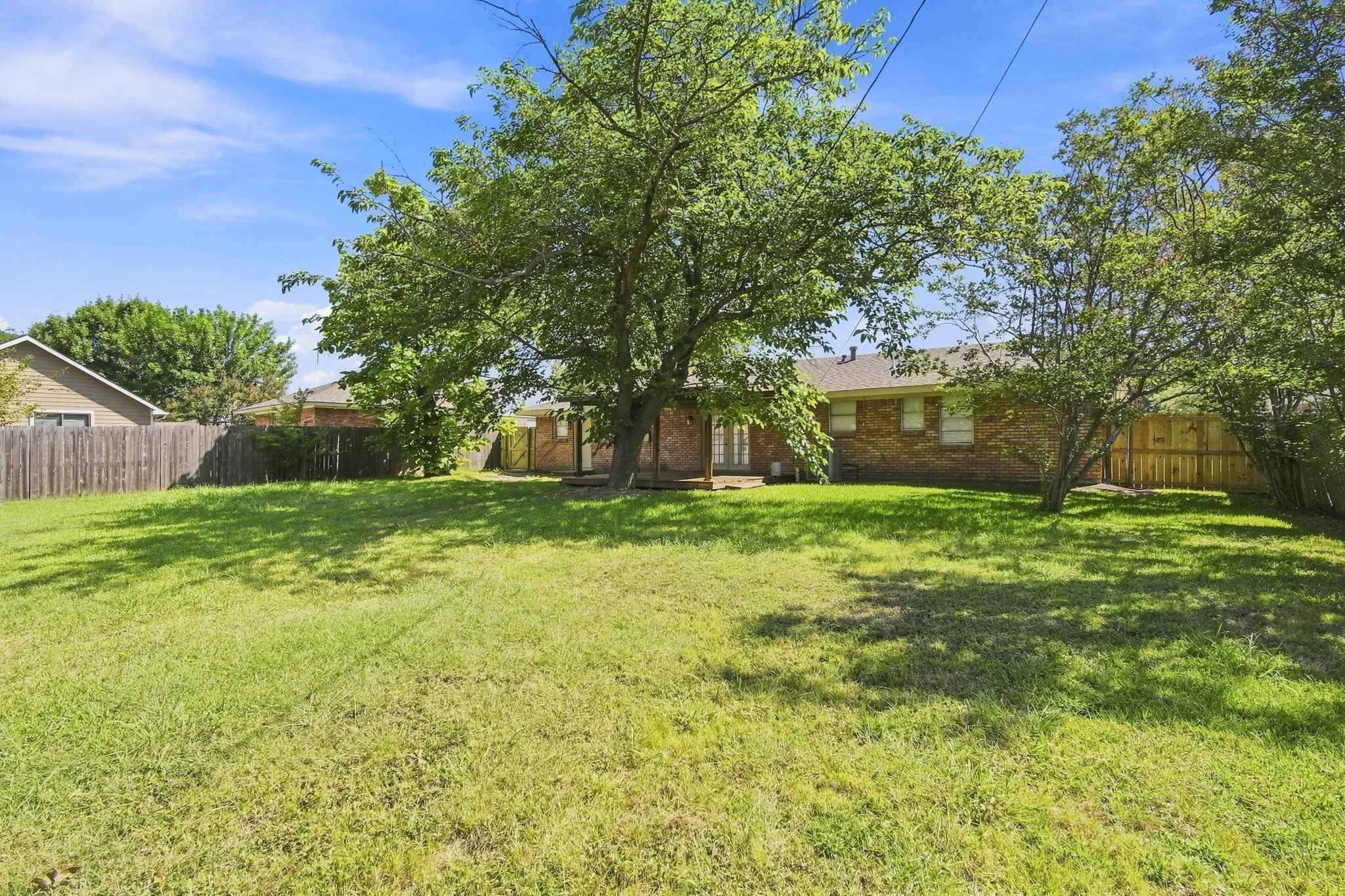 Single Family Residence For Sale in Ellis County , 1109 Williamsburg Drive, Ennis, Texas 75119, 3 Bedroom, 2 Bathroom, 2 Garage spaces, 1,332 Sqft, built in 1964, mls#21344734, Real Estate Agent in Ennis, Homes For Sale in Ellis county, Homes For Sale in Ennis, Realtor in Ennis Texas, Real Estate Brokerage Independent Realty Texas, Luminita Cordes Realtor
