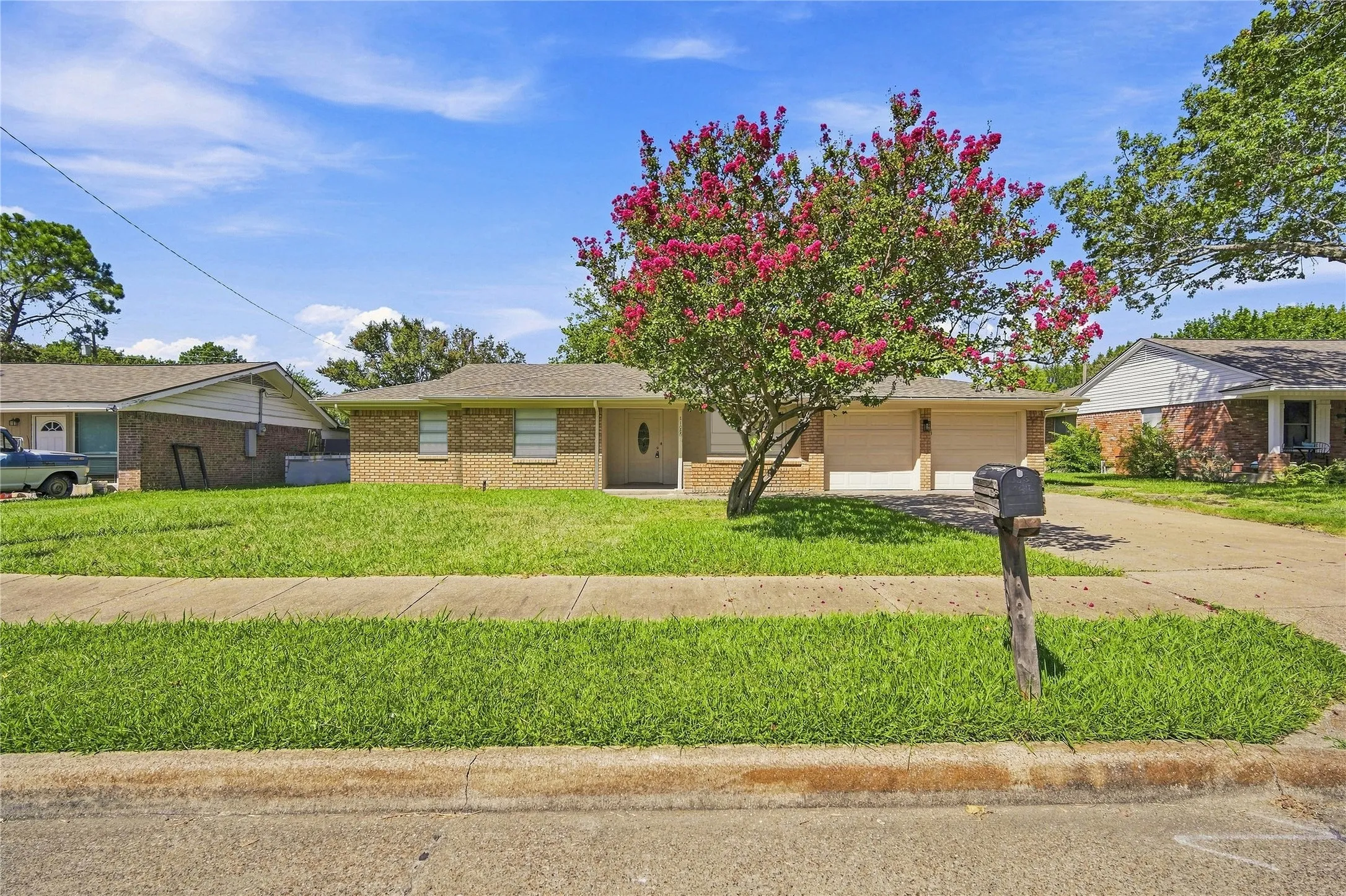Single Family Residence For Sale in Ellis County , 1109 Williamsburg Drive, Ennis, Texas 75119, 3 Bedroom, 2 Bathroom, 2 Garage spaces, 1,332 Sqft, built in 1964, mls#21344734, Real Estate Agent in Ennis, Homes For Sale in Ellis county, Homes For Sale in Ennis, Realtor in Ennis Texas, Real Estate Brokerage Independent Realty Texas, Luminita Cordes Realtor