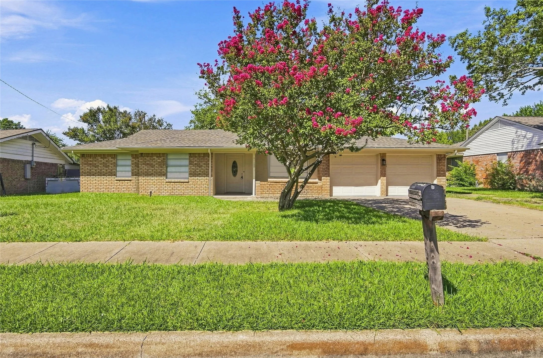 Single Family Residence For Sale in Ellis County , 1109 Williamsburg Drive, Ennis, Texas 75119, 3 Bedroom, 2 Bathroom, 2 Garage spaces, 1,332 Sqft, built in 1964, mls#21344734, Real Estate Agent in Ennis, Homes For Sale in Ellis county, Homes For Sale in Ennis, Realtor in Ennis Texas, Real Estate Brokerage Independent Realty Texas, Luminita Cordes Realtor