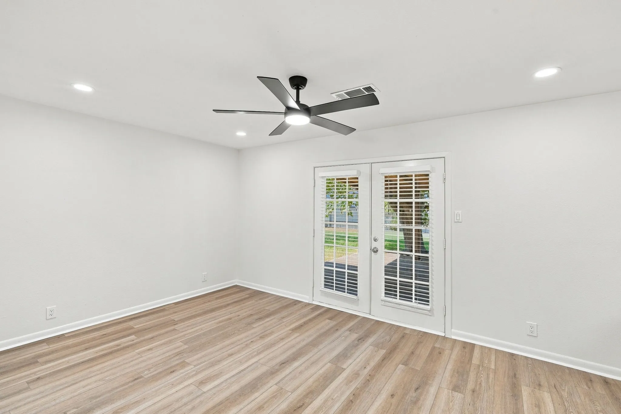 Single Family Residence For Sale in Ellis County , 1109 Williamsburg Drive, Ennis, Texas 75119, 3 Bedroom, 2 Bathroom, 2 Garage spaces, 1,332 Sqft, built in 1964, mls#21344734, Real Estate Agent in Ennis, Homes For Sale in Ellis county, Homes For Sale in Ennis, Realtor in Ennis Texas, Real Estate Brokerage Independent Realty Texas, Luminita Cordes Realtor