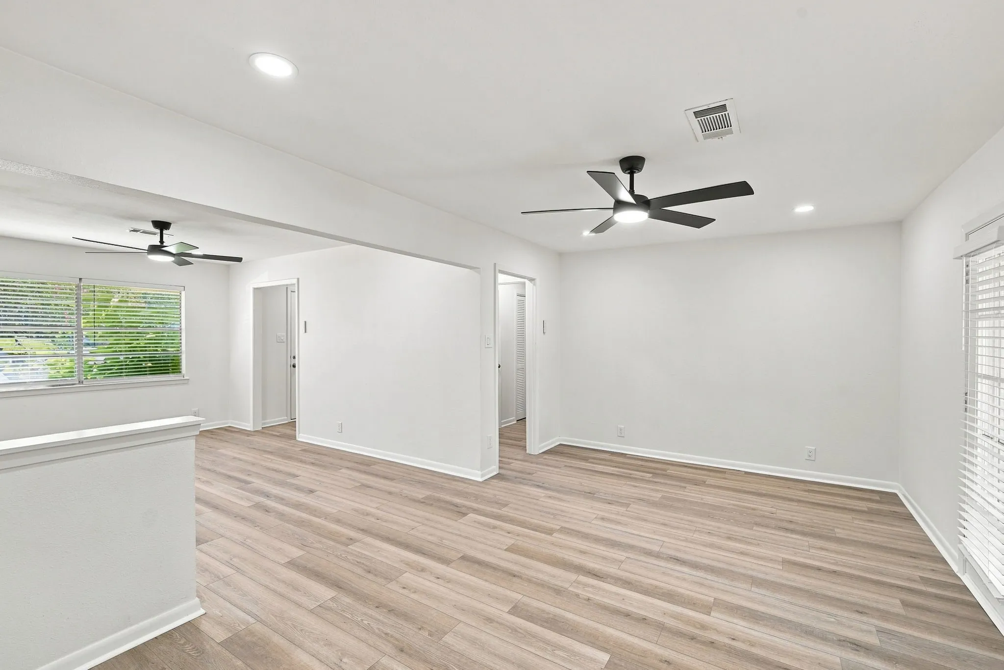 Single Family Residence For Sale in Ellis County , 1109 Williamsburg Drive, Ennis, Texas 75119, 3 Bedroom, 2 Bathroom, 2 Garage spaces, 1,332 Sqft, built in 1964, mls#21344734, Real Estate Agent in Ennis, Homes For Sale in Ellis county, Homes For Sale in Ennis, Realtor in Ennis Texas, Real Estate Brokerage Independent Realty Texas, Luminita Cordes Realtor