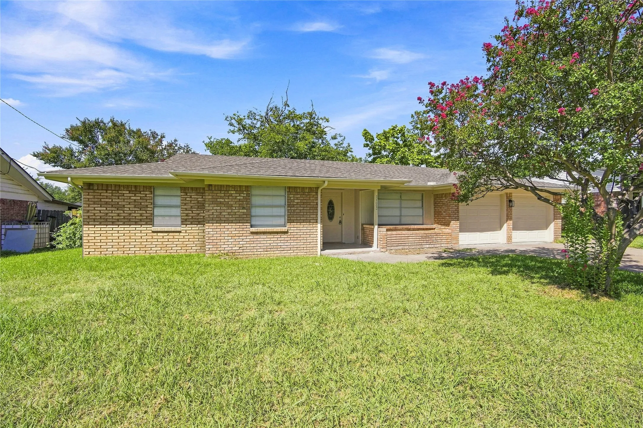 Single Family Residence For Sale in Ellis County , 1109 Williamsburg Drive, Ennis, Texas 75119, 3 Bedroom, 2 Bathroom, 2 Garage spaces, 1,332 Sqft, built in 1964, mls#21344734, Real Estate Agent in Ennis, Homes For Sale in Ellis county, Homes For Sale in Ennis, Realtor in Ennis Texas, Real Estate Brokerage Independent Realty Texas, Luminita Cordes Realtor