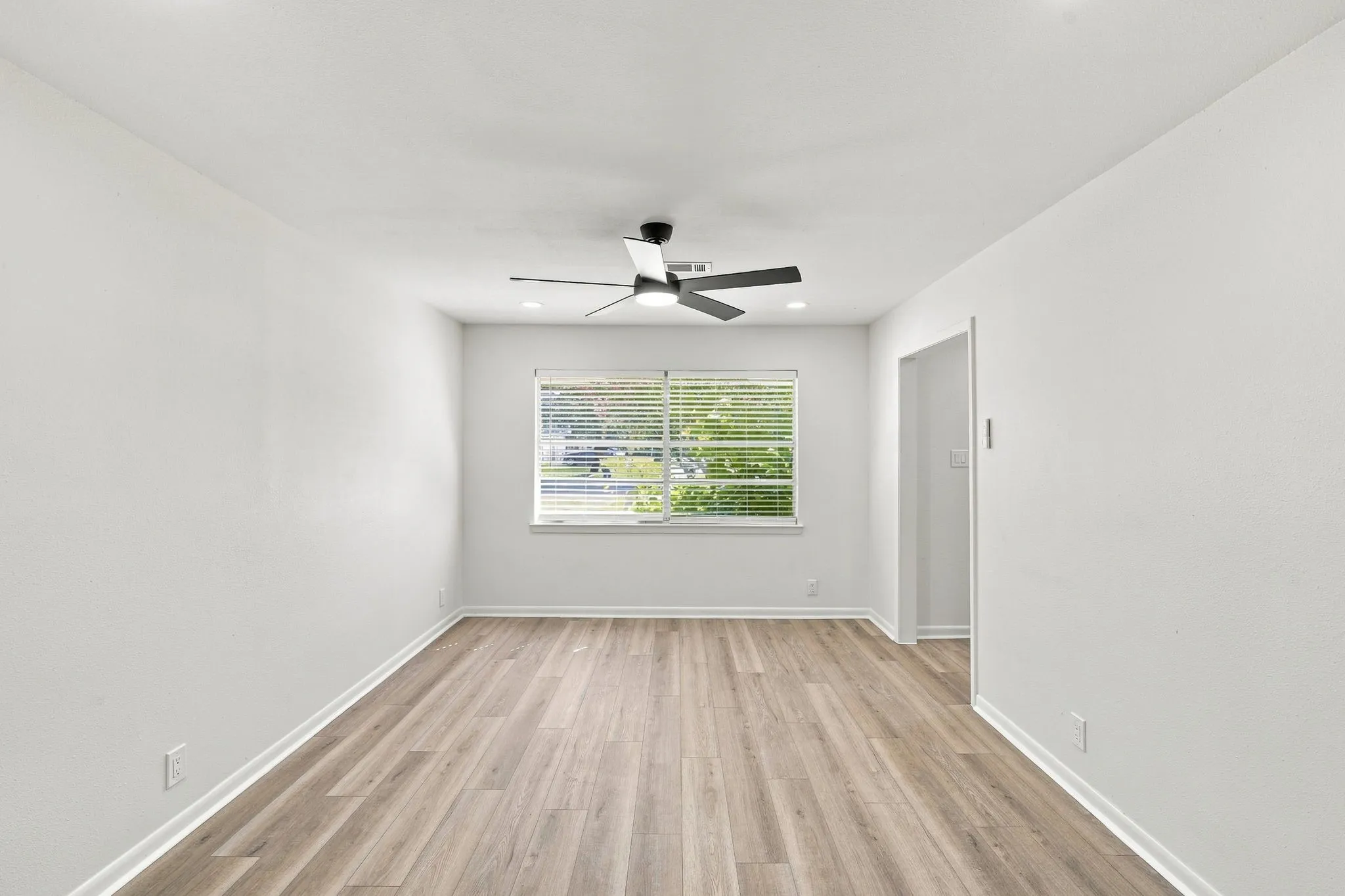 Single Family Residence For Sale in Ellis County , 1109 Williamsburg Drive, Ennis, Texas 75119, 3 Bedroom, 2 Bathroom, 2 Garage spaces, 1,332 Sqft, built in 1964, mls#21344734, Real Estate Agent in Ennis, Homes For Sale in Ellis county, Homes For Sale in Ennis, Realtor in Ennis Texas, Real Estate Brokerage Independent Realty Texas, Luminita Cordes Realtor
