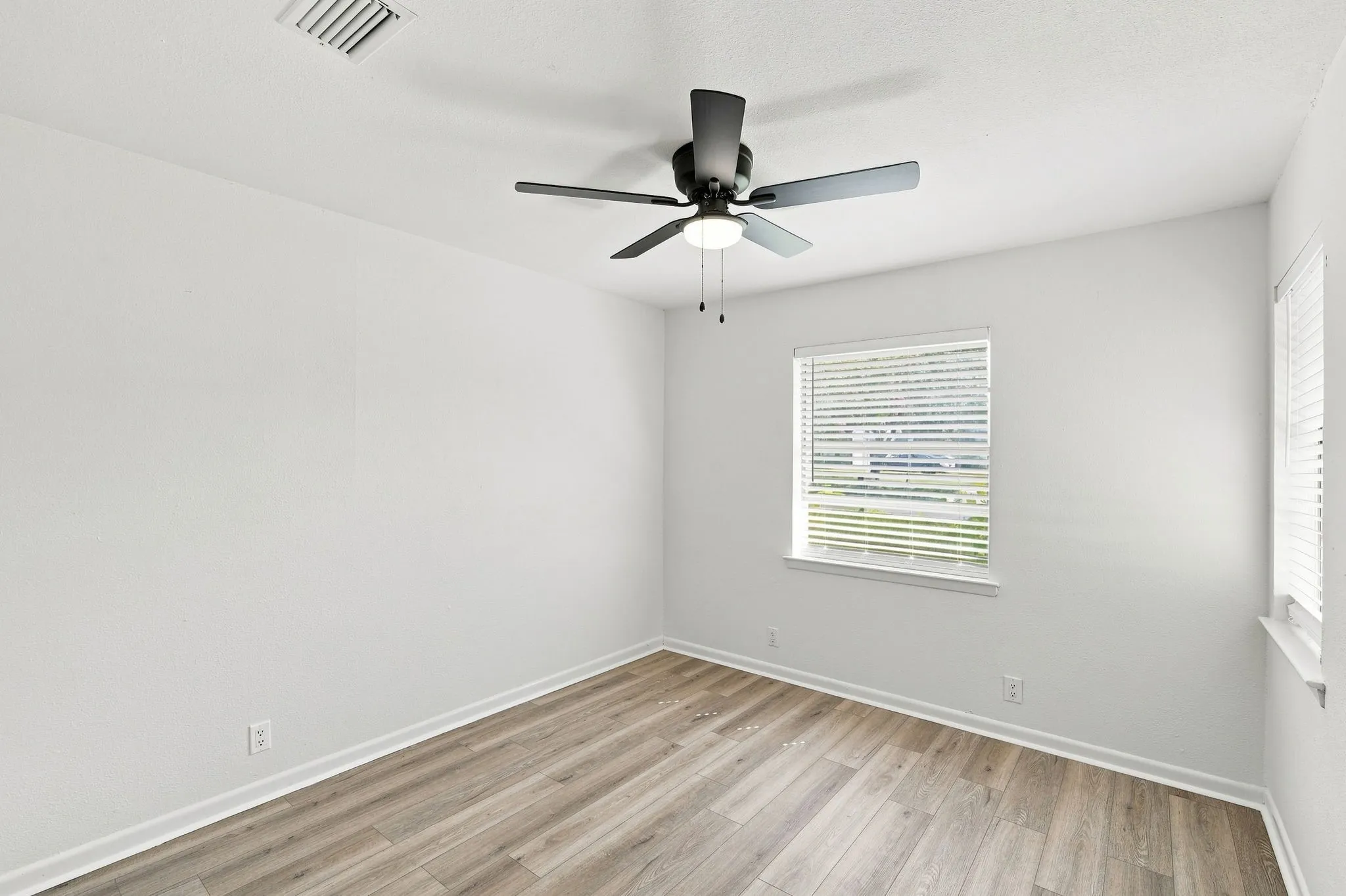 Single Family Residence For Sale in Ellis County , 1109 Williamsburg Drive, Ennis, Texas 75119, 3 Bedroom, 2 Bathroom, 2 Garage spaces, 1,332 Sqft, built in 1964, mls#21344734, Real Estate Agent in Ennis, Homes For Sale in Ellis county, Homes For Sale in Ennis, Realtor in Ennis Texas, Real Estate Brokerage Independent Realty Texas, Luminita Cordes Realtor