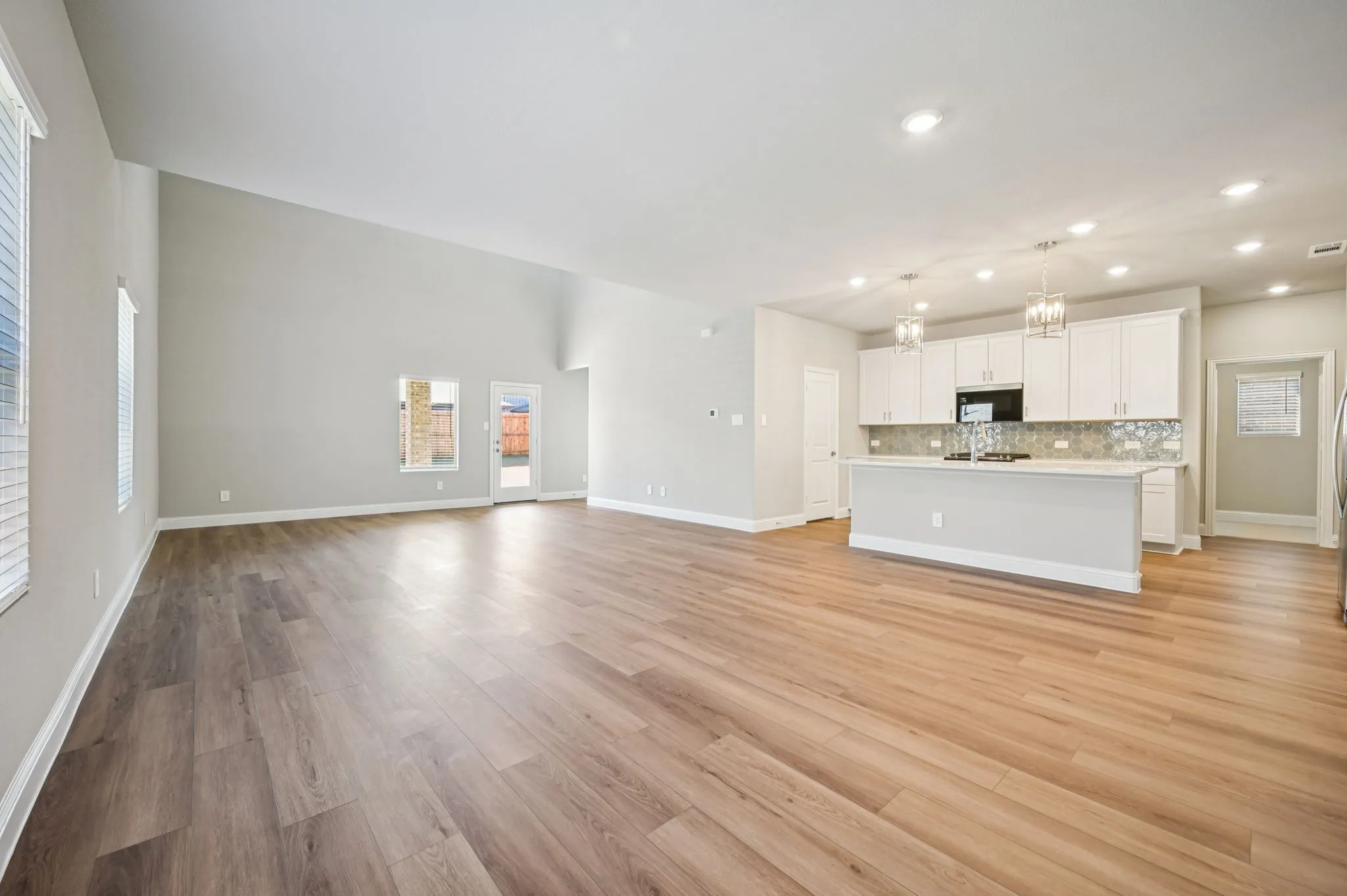 Photo is not of the actual home, but is an inspirational photo of builder’s model home and may depict options, furnishings, and/or decorator features that are not included.
