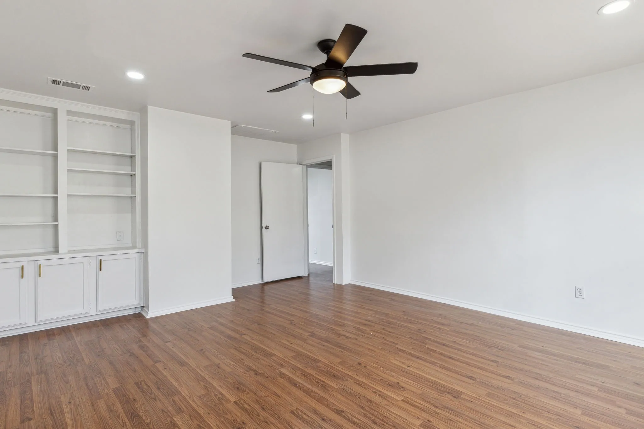 Townhouse For Rent in Dallas County , 4111 Herschel Avenue, Dallas, Texas 75219, 2 Bedroom, 2 Bathroom, 1 Garage spaces, 1,516 Sqft, built in 1984, mls#21345819, Real Estate Agent in Dallas, Homes For Rent in Dallas county, Homes For Rent in Dallas, Realtor in Dallas Texas, Real Estate Brokerage Independent Realty Texas, Luminita Cordes Realtor