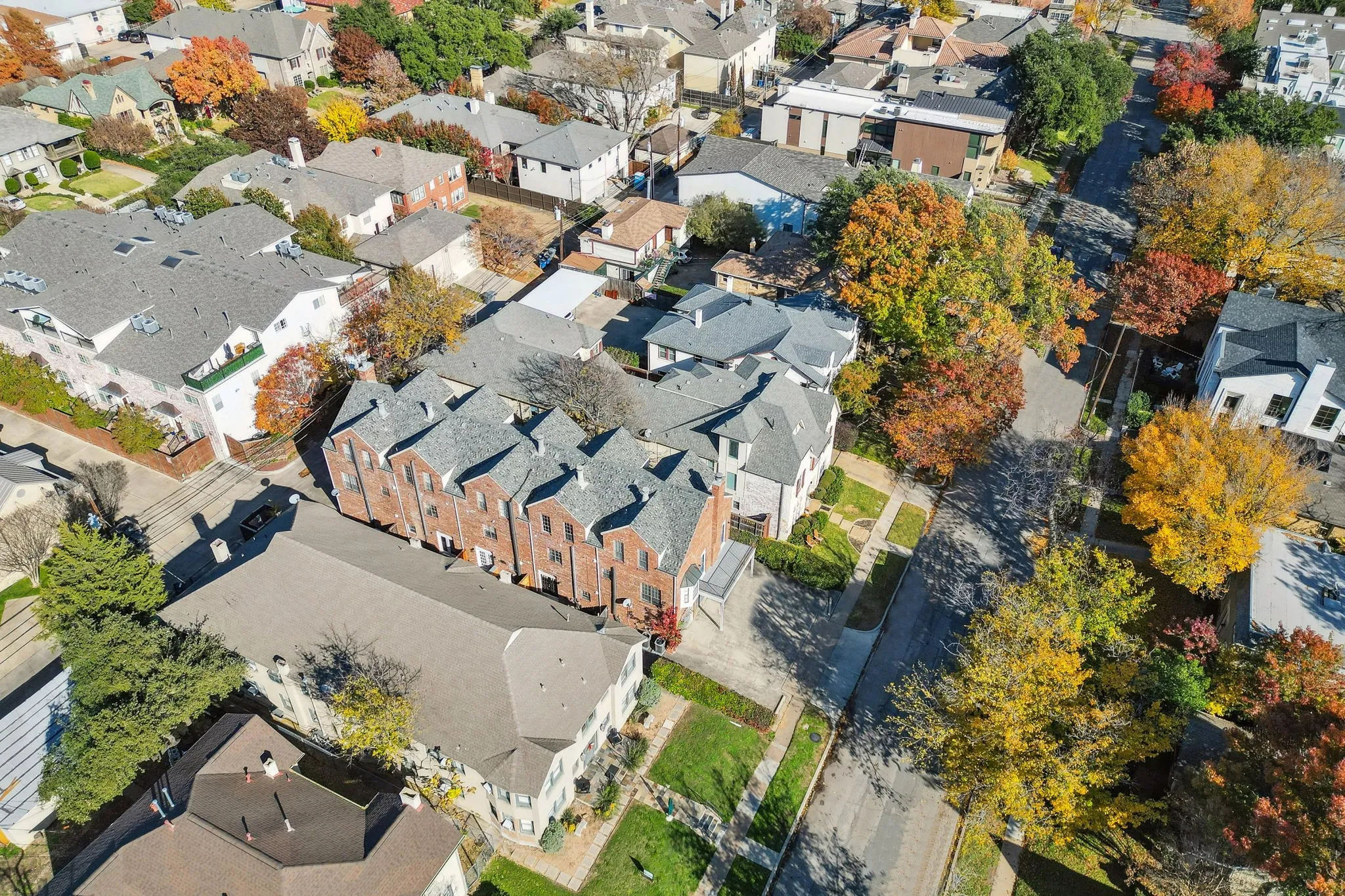 Townhouse For Rent in Dallas County , 4111 Herschel Avenue, Dallas, Texas 75219, 2 Bedroom, 2 Bathroom, 1 Garage spaces, 1,516 Sqft, built in 1984, mls#21345819, Real Estate Agent in Dallas, Homes For Rent in Dallas county, Homes For Rent in Dallas, Realtor in Dallas Texas, Real Estate Brokerage Independent Realty Texas, Luminita Cordes Realtor