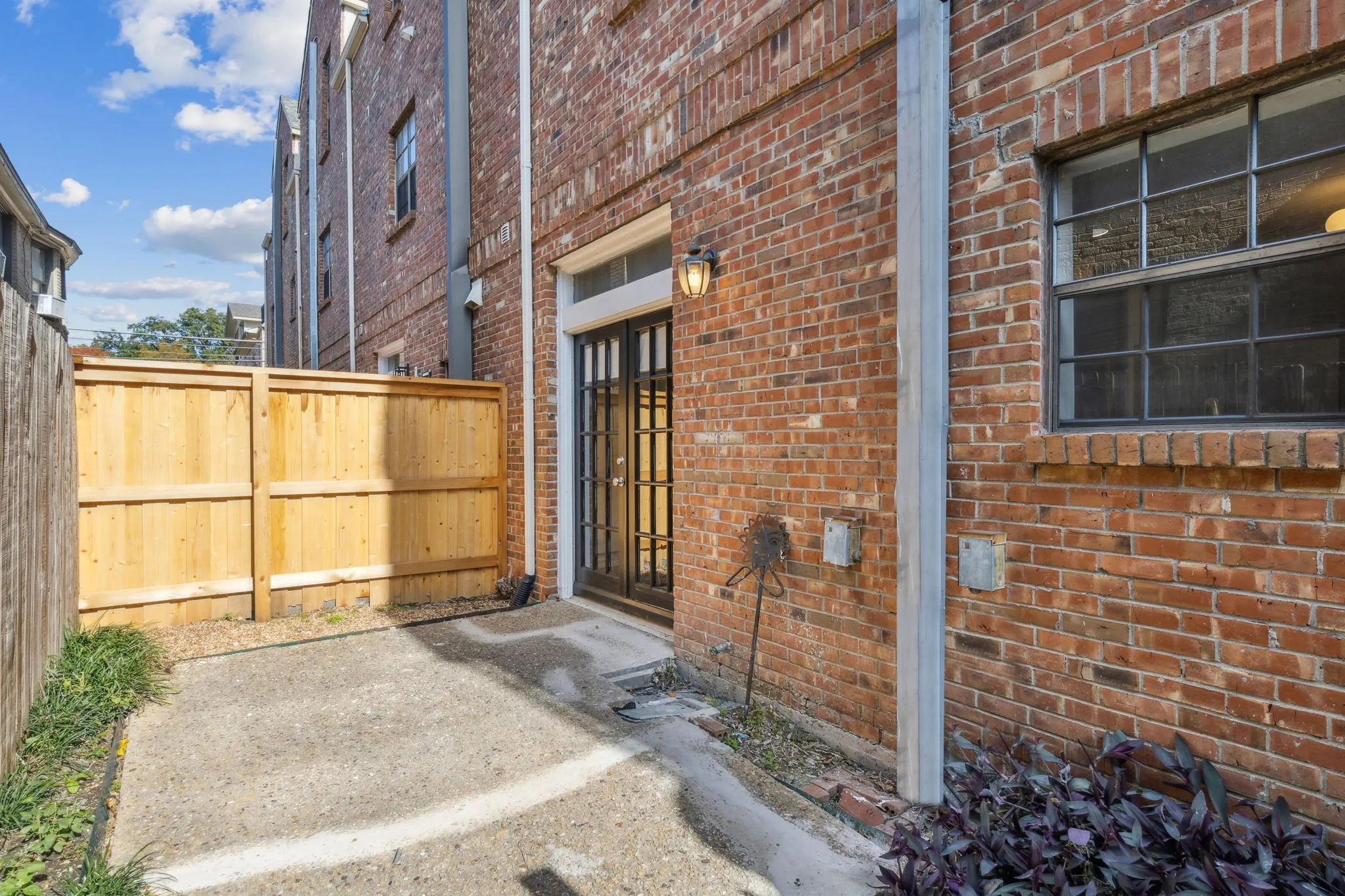 Townhouse For Rent in Dallas County , 4111 Herschel Avenue, Dallas, Texas 75219, 2 Bedroom, 2 Bathroom, 1 Garage spaces, 1,516 Sqft, built in 1984, mls#21345819, Real Estate Agent in Dallas, Homes For Rent in Dallas county, Homes For Rent in Dallas, Realtor in Dallas Texas, Real Estate Brokerage Independent Realty Texas, Luminita Cordes Realtor