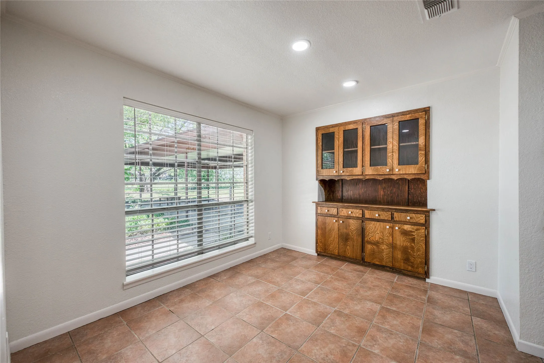 Single Family Residence For Sale in Comanche County , 320 County Road 401, Comanche, Texas 76442, 4 Bedroom, 3 Bathroom, Garage spaces, 2,692 Sqft, built in 1973, mls#21345833, Real Estate Agent in Comanche, Homes For Sale in Comanche county, Homes For Sale in Comanche, Realtor in Comanche Texas, Real Estate Brokerage Independent Realty Texas, Luminita Cordes Realtor