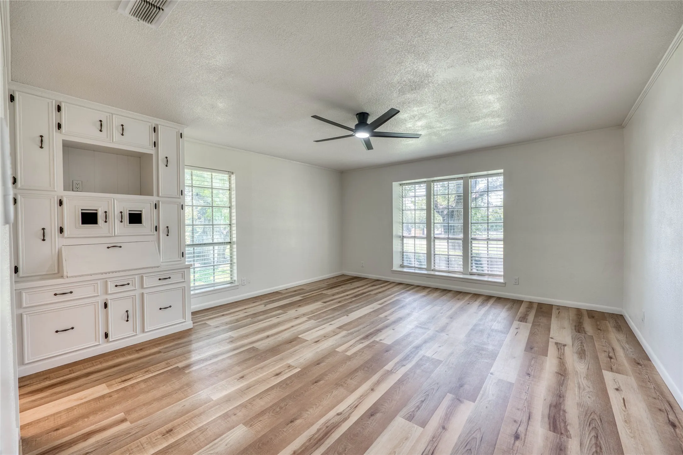 Single Family Residence For Sale in Comanche County , 320 County Road 401, Comanche, Texas 76442, 4 Bedroom, 3 Bathroom, Garage spaces, 2,692 Sqft, built in 1973, mls#21345833, Real Estate Agent in Comanche, Homes For Sale in Comanche county, Homes For Sale in Comanche, Realtor in Comanche Texas, Real Estate Brokerage Independent Realty Texas, Luminita Cordes Realtor