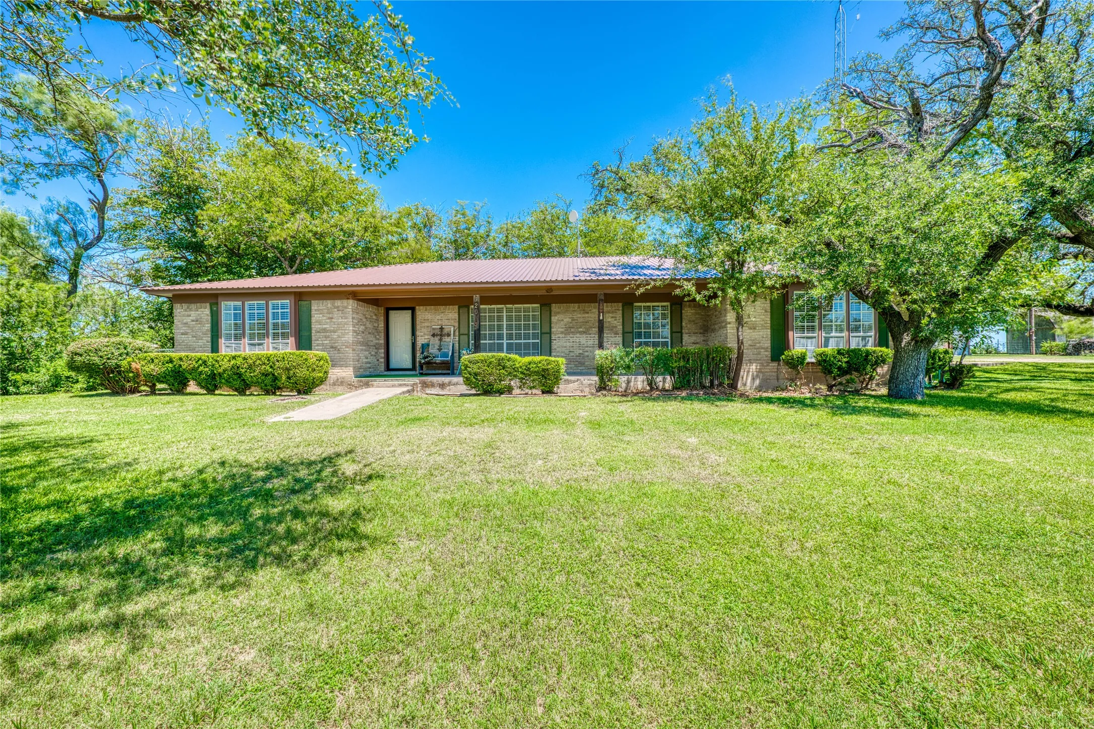Single Family Residence For Sale in Comanche County , 320 County Road 401, Comanche, Texas 76442, 4 Bedroom, 3 Bathroom, Garage spaces, 2,692 Sqft, built in 1973, mls#21345833, Real Estate Agent in Comanche, Homes For Sale in Comanche county, Homes For Sale in Comanche, Realtor in Comanche Texas, Real Estate Brokerage Independent Realty Texas, Luminita Cordes Realtor