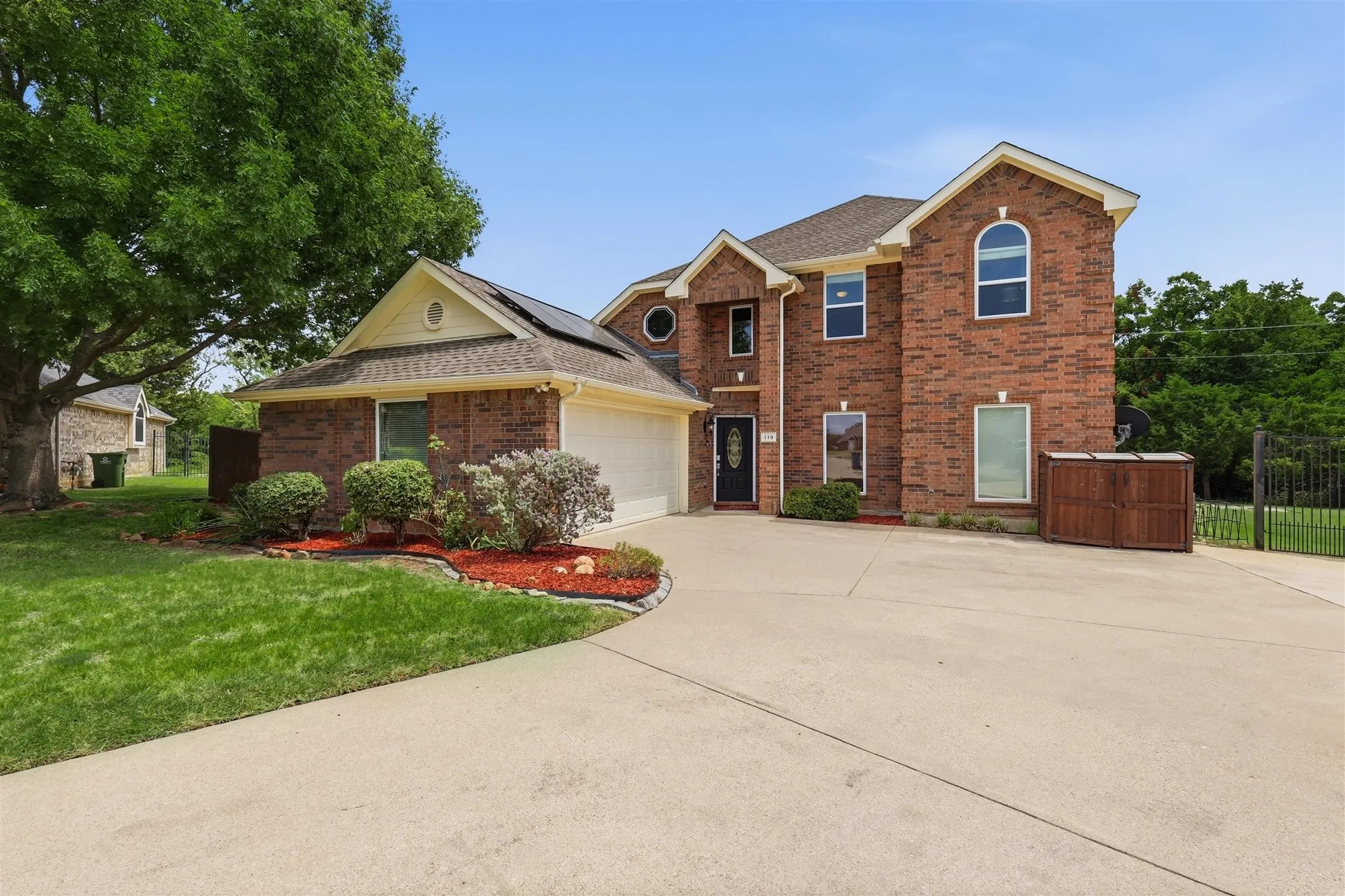 Single Family Residence For Sale in Denton County , 119 Dogwood Trail, Shady Shores, Texas 76208, 4 Bedroom, 3 Bathroom, 2 Garage spaces, 2,719 Sqft, built in 2003, mls#21331485, Real Estate Agent in Shady Shores, Homes For Sale in Denton county, Homes For Sale in Shady Shores, Realtor in Shady Shores Texas, Real Estate Brokerage Independent Realty Texas, Luminita Cordes Realtor
