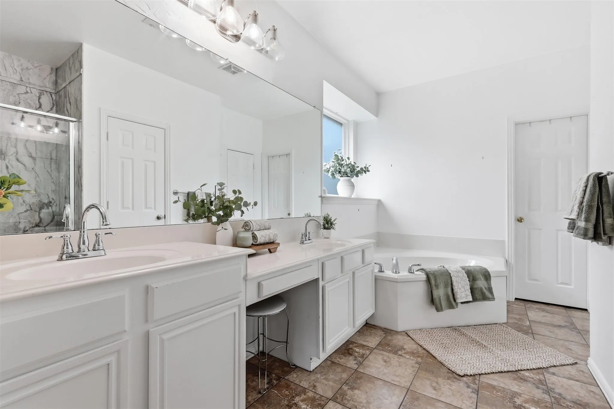 Single Family Residence For Sale in Denton County , 119 Dogwood Trail, Shady Shores, Texas 76208, 4 Bedroom, 3 Bathroom, 2 Garage spaces, 2,719 Sqft, built in 2003, mls#21331485, Real Estate Agent in Shady Shores, Homes For Sale in Denton county, Homes For Sale in Shady Shores, Realtor in Shady Shores Texas, Real Estate Brokerage Independent Realty Texas, Luminita Cordes Realtor