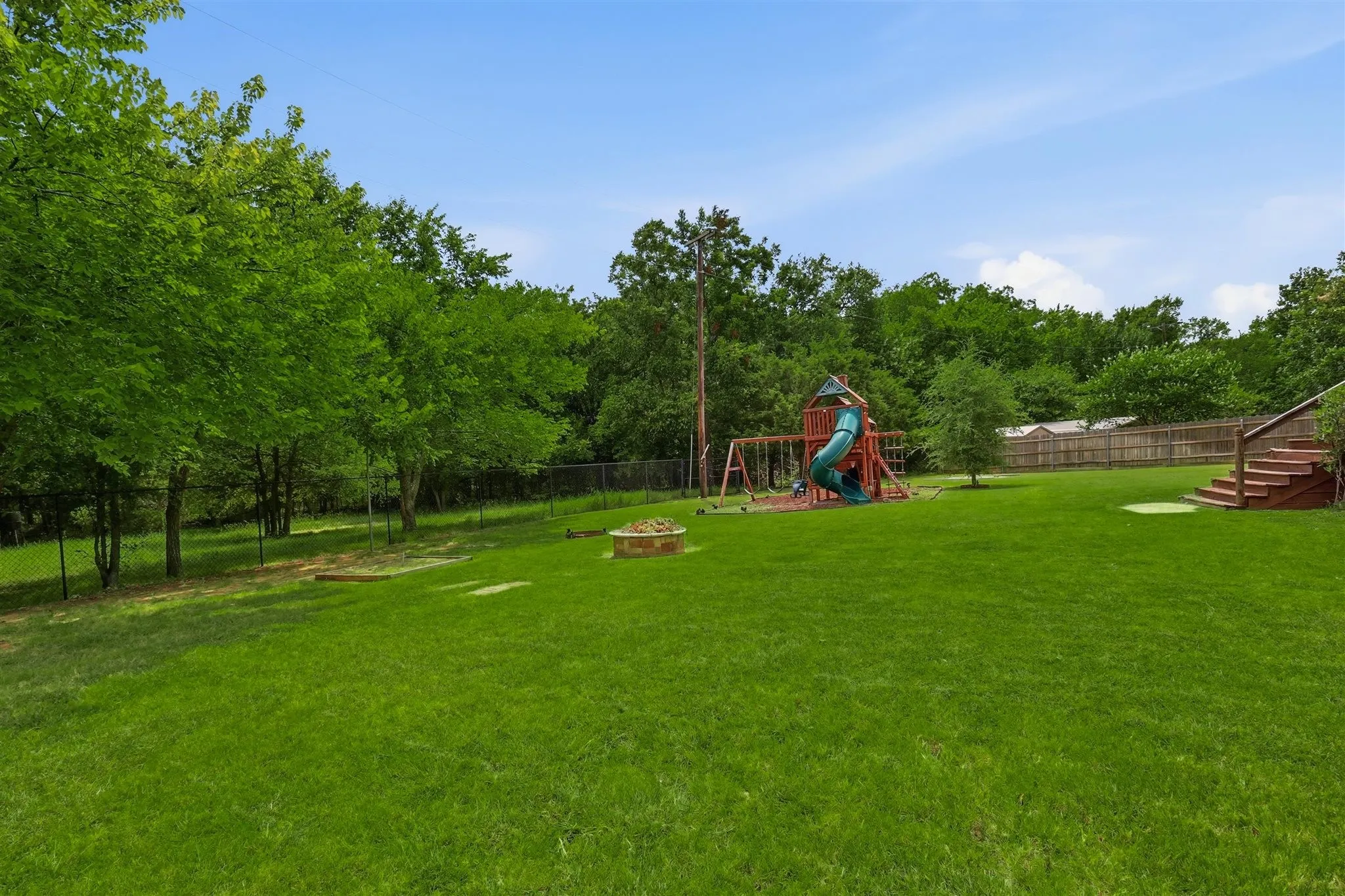 Single Family Residence For Sale in Denton County , 119 Dogwood Trail, Shady Shores, Texas 76208, 4 Bedroom, 3 Bathroom, 2 Garage spaces, 2,719 Sqft, built in 2003, mls#21331485, Real Estate Agent in Shady Shores, Homes For Sale in Denton county, Homes For Sale in Shady Shores, Realtor in Shady Shores Texas, Real Estate Brokerage Independent Realty Texas, Luminita Cordes Realtor