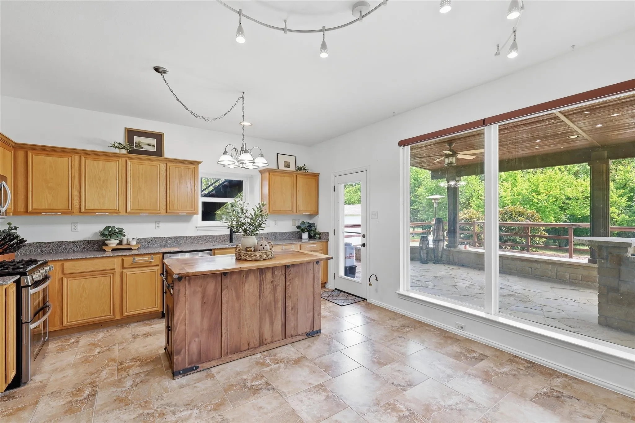 Single Family Residence For Sale in Denton County , 119 Dogwood Trail, Shady Shores, Texas 76208, 4 Bedroom, 3 Bathroom, 2 Garage spaces, 2,719 Sqft, built in 2003, mls#21331485, Real Estate Agent in Shady Shores, Homes For Sale in Denton county, Homes For Sale in Shady Shores, Realtor in Shady Shores Texas, Real Estate Brokerage Independent Realty Texas, Luminita Cordes Realtor