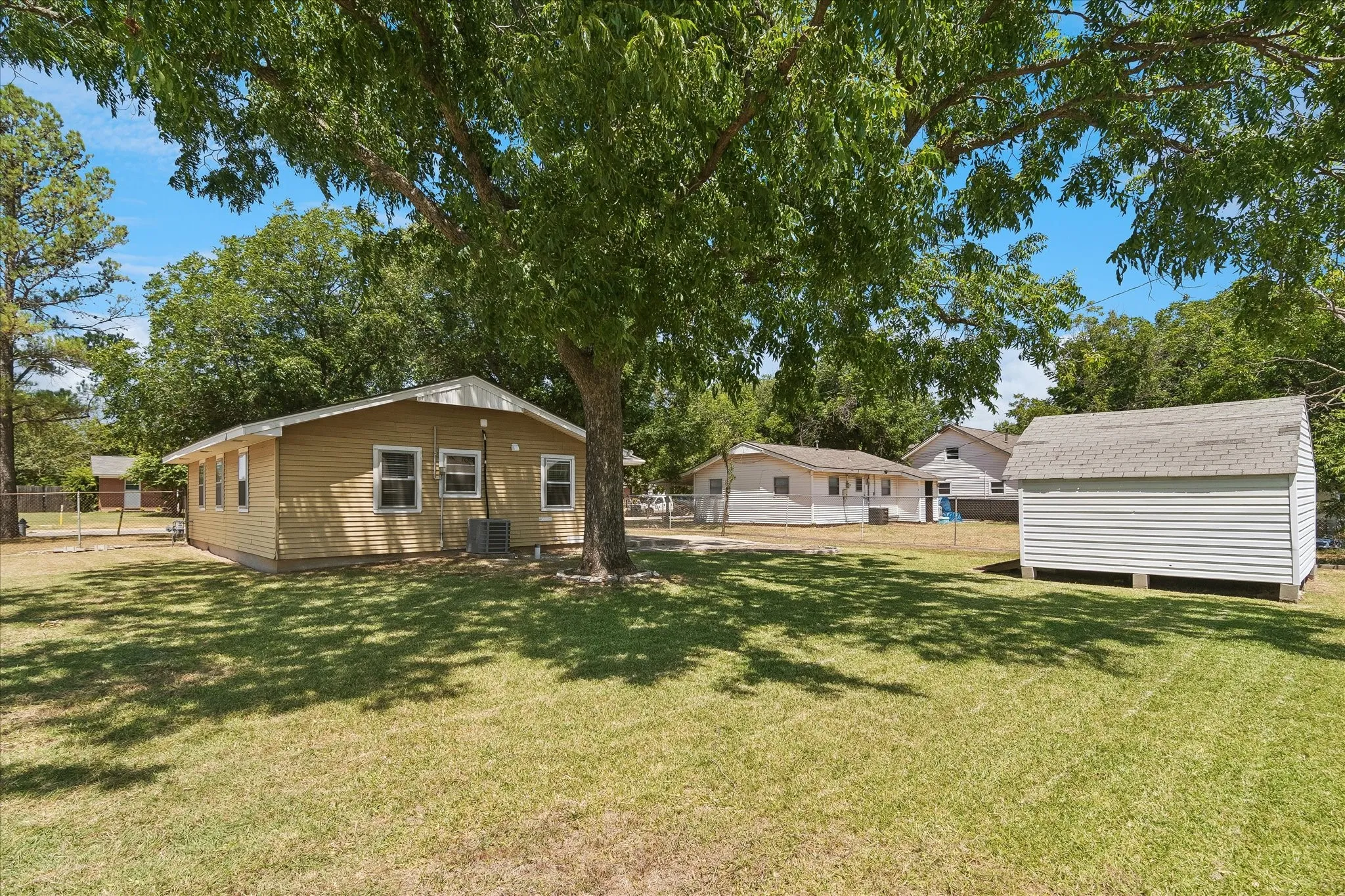 Single Family Residence For Rent in Denton County , 3800 Atlas Drive, Denton, Texas 76209, 4 Bedroom, 1 Bathroom, Garage spaces, 1,056 Sqft, built in 1965, mls#21345816, Real Estate Agent in Denton, Homes For Rent in Denton county, Homes For Rent in Denton, Realtor in Denton Texas, Real Estate Brokerage Independent Realty Texas, Luminita Cordes Realtor