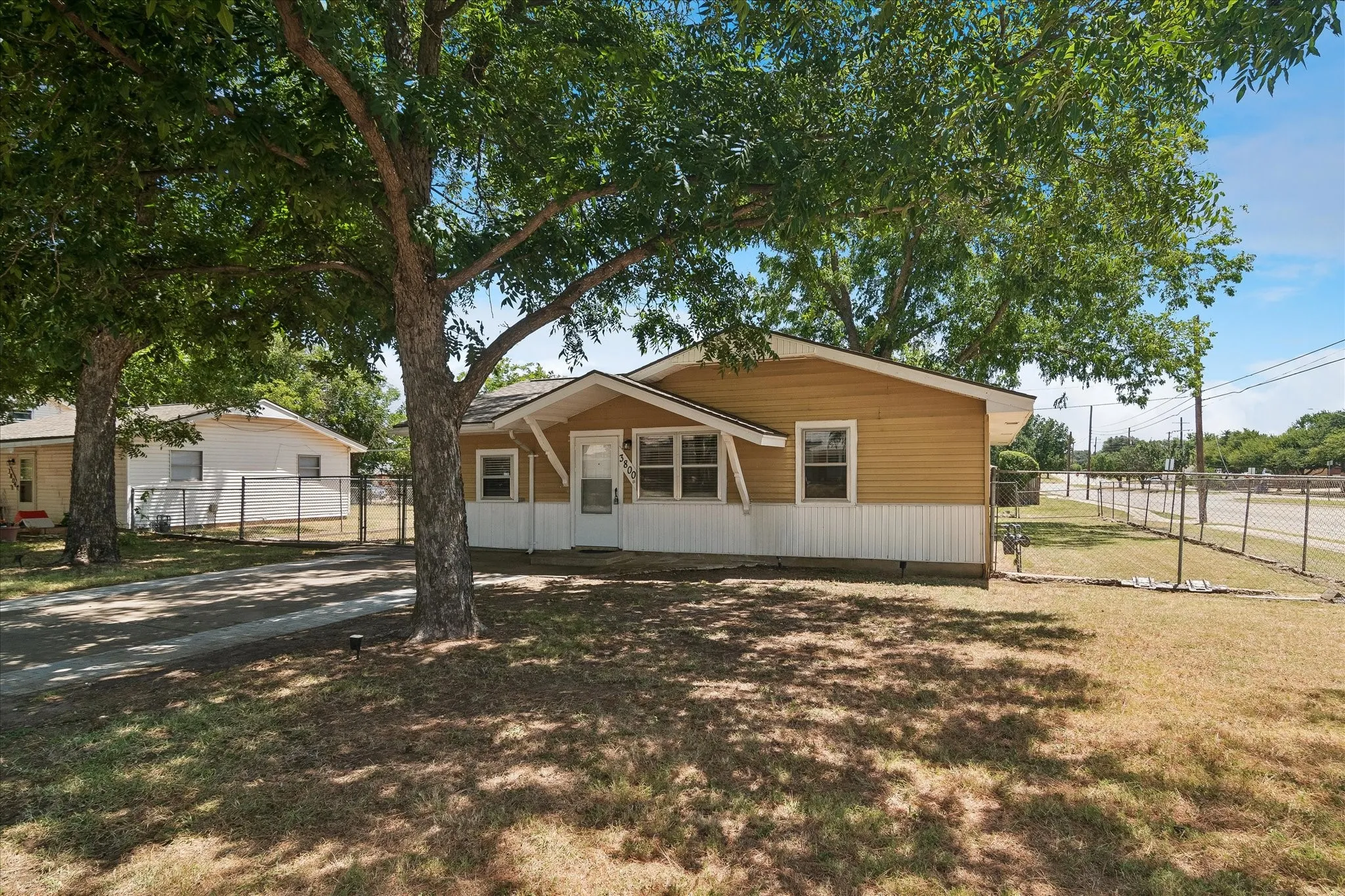 Single Family Residence For Rent in Denton County , 3800 Atlas Drive, Denton, Texas 76209, 4 Bedroom, 1 Bathroom, Garage spaces, 1,056 Sqft, built in 1965, mls#21345816, Real Estate Agent in Denton, Homes For Rent in Denton county, Homes For Rent in Denton, Realtor in Denton Texas, Real Estate Brokerage Independent Realty Texas, Luminita Cordes Realtor