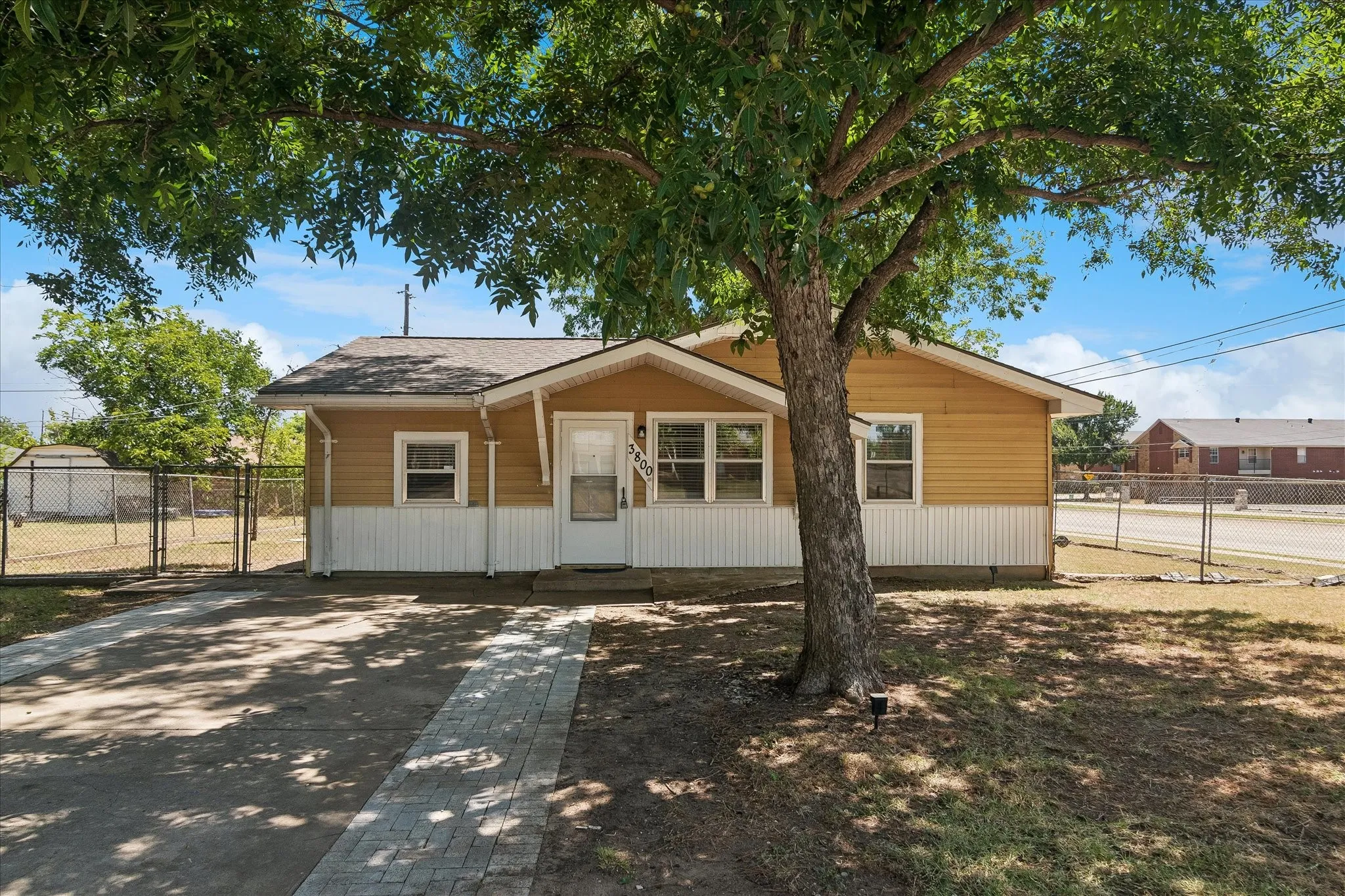 Single Family Residence For Rent in Denton County , 3800 Atlas Drive, Denton, Texas 76209, 4 Bedroom, 1 Bathroom, Garage spaces, 1,056 Sqft, built in 1965, mls#21345816, Real Estate Agent in Denton, Homes For Rent in Denton county, Homes For Rent in Denton, Realtor in Denton Texas, Real Estate Brokerage Independent Realty Texas, Luminita Cordes Realtor