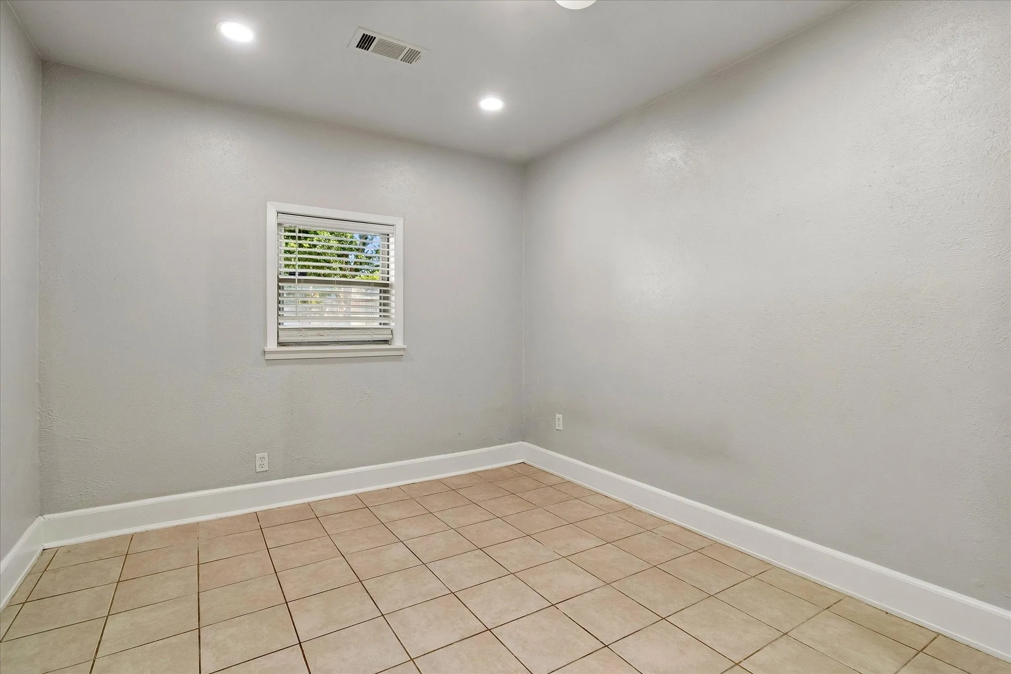 Single Family Residence For Rent in Denton County , 3800 Atlas Drive, Denton, Texas 76209, 4 Bedroom, 1 Bathroom, Garage spaces, 1,056 Sqft, built in 1965, mls#21345816, Real Estate Agent in Denton, Homes For Rent in Denton county, Homes For Rent in Denton, Realtor in Denton Texas, Real Estate Brokerage Independent Realty Texas, Luminita Cordes Realtor