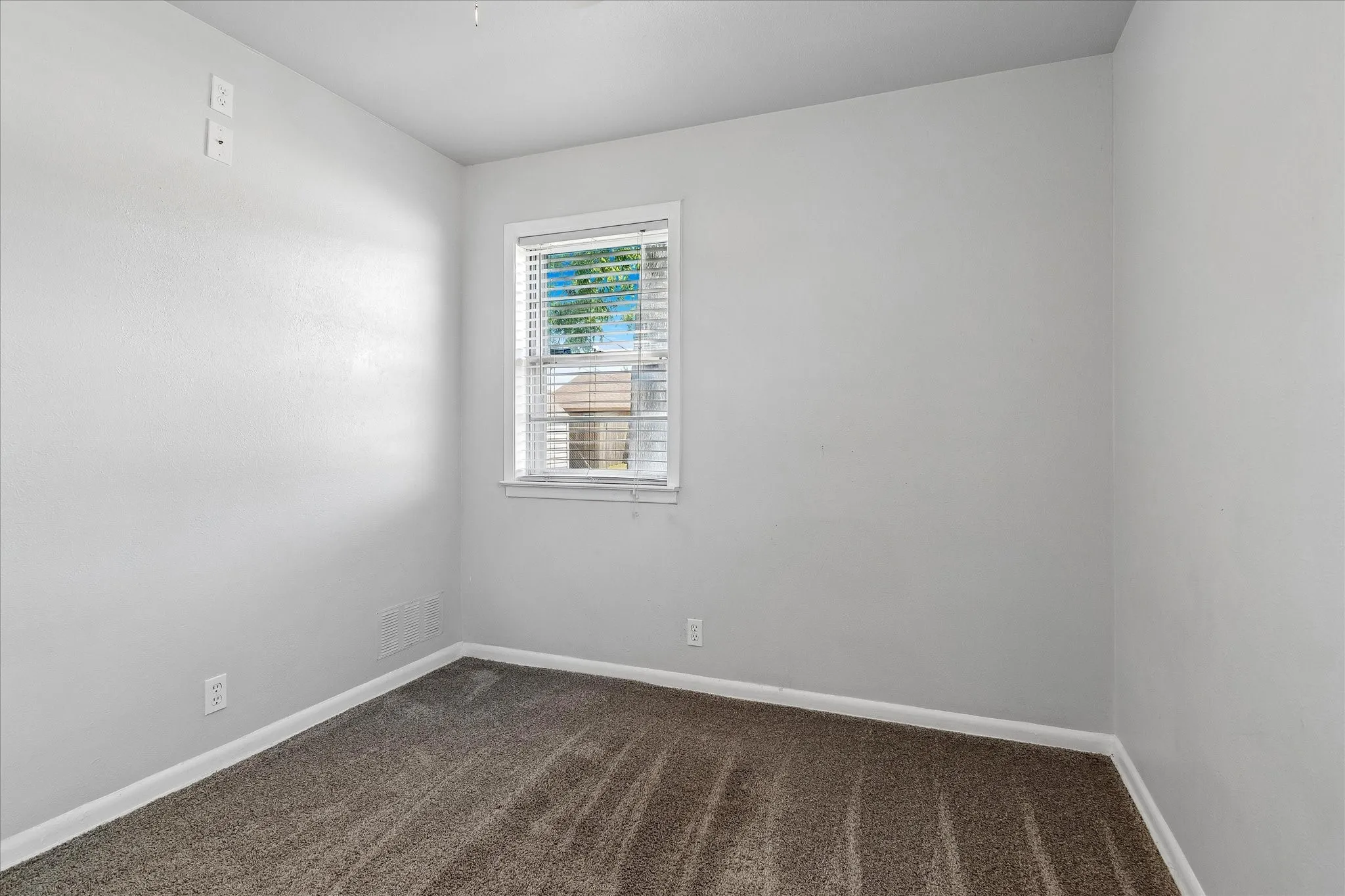 Single Family Residence For Rent in Denton County , 3800 Atlas Drive, Denton, Texas 76209, 4 Bedroom, 1 Bathroom, Garage spaces, 1,056 Sqft, built in 1965, mls#21345816, Real Estate Agent in Denton, Homes For Rent in Denton county, Homes For Rent in Denton, Realtor in Denton Texas, Real Estate Brokerage Independent Realty Texas, Luminita Cordes Realtor