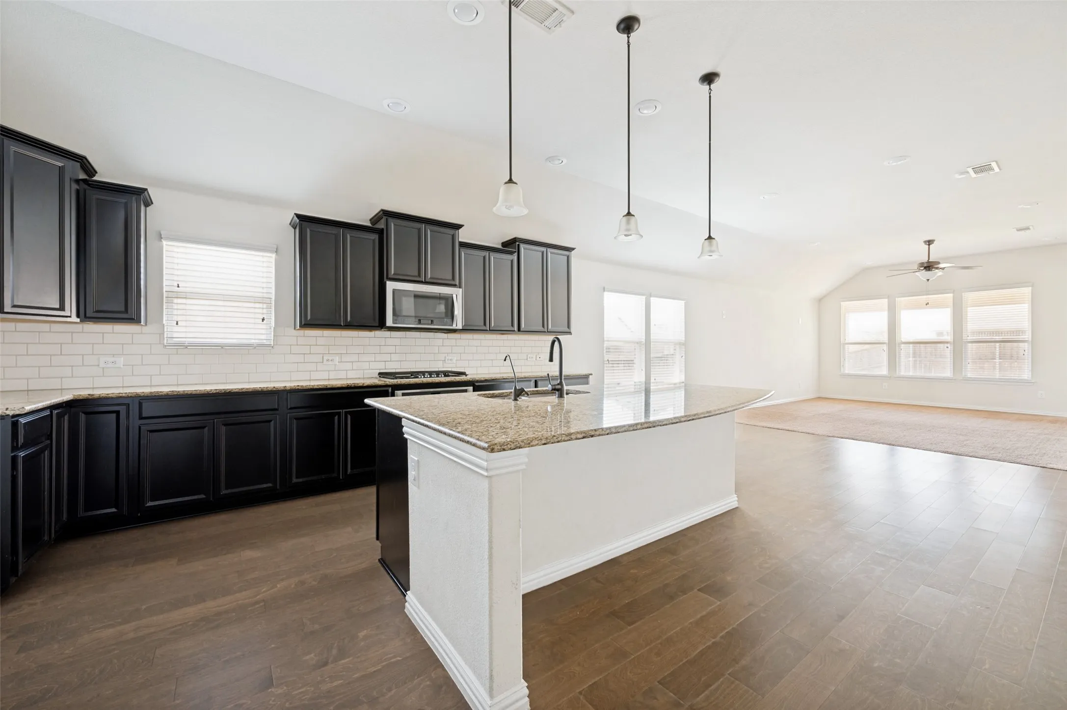 Single Family Residence For Rent in Denton County , 432 Keel Lane, Little Elm, Texas 75068, 3 Bedroom, 2 Bathroom, 2 Garage spaces, 2,246 Sqft, built in 2016, mls#21345840, Real Estate Agent in Little Elm, Homes For Rent in Denton county, Homes For Rent in Little Elm, Realtor in Little Elm Texas, Real Estate Brokerage Independent Realty Texas, Luminita Cordes Realtor