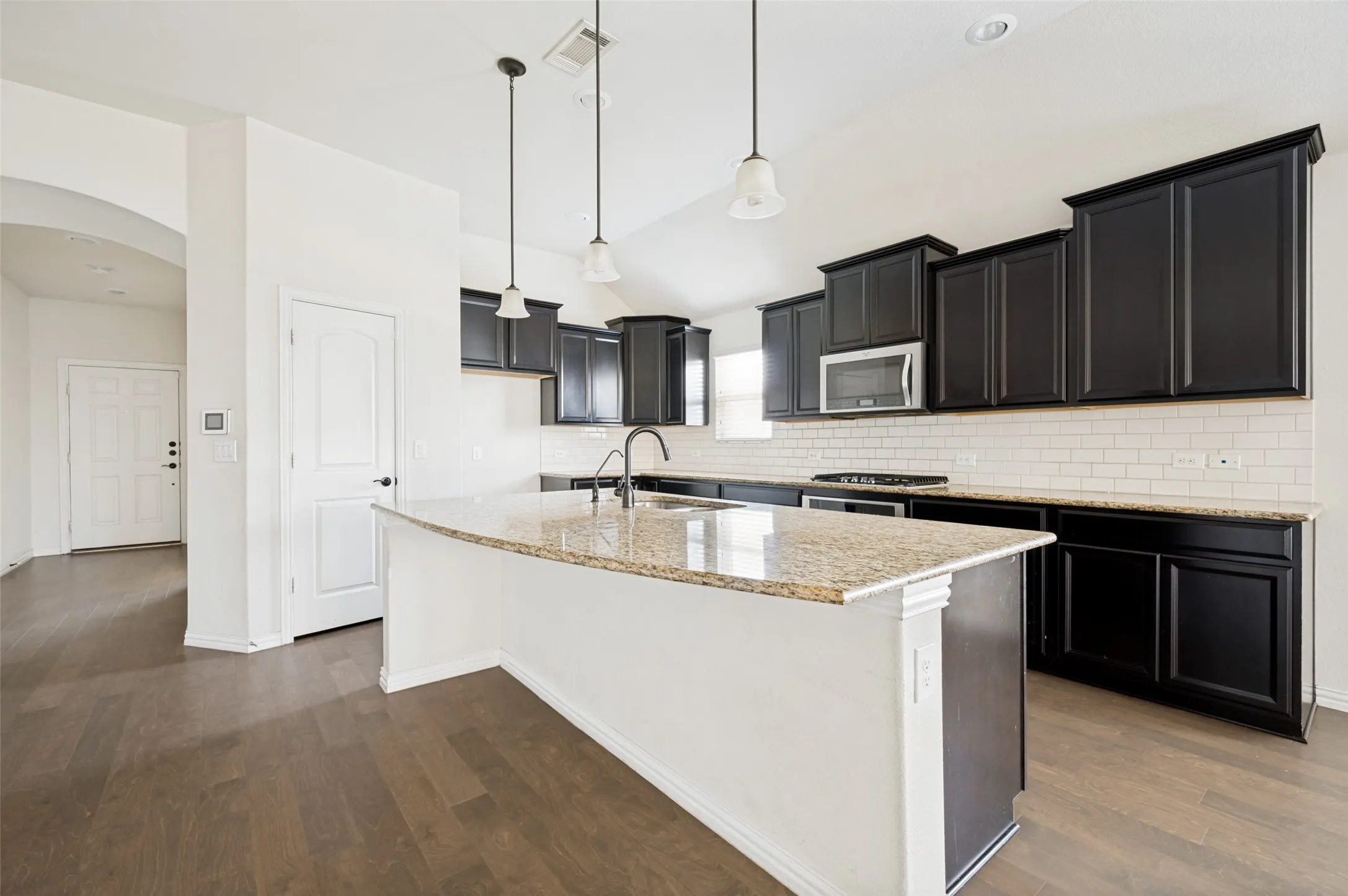 Single Family Residence For Rent in Denton County , 432 Keel Lane, Little Elm, Texas 75068, 3 Bedroom, 2 Bathroom, 2 Garage spaces, 2,246 Sqft, built in 2016, mls#21345840, Real Estate Agent in Little Elm, Homes For Rent in Denton county, Homes For Rent in Little Elm, Realtor in Little Elm Texas, Real Estate Brokerage Independent Realty Texas, Luminita Cordes Realtor