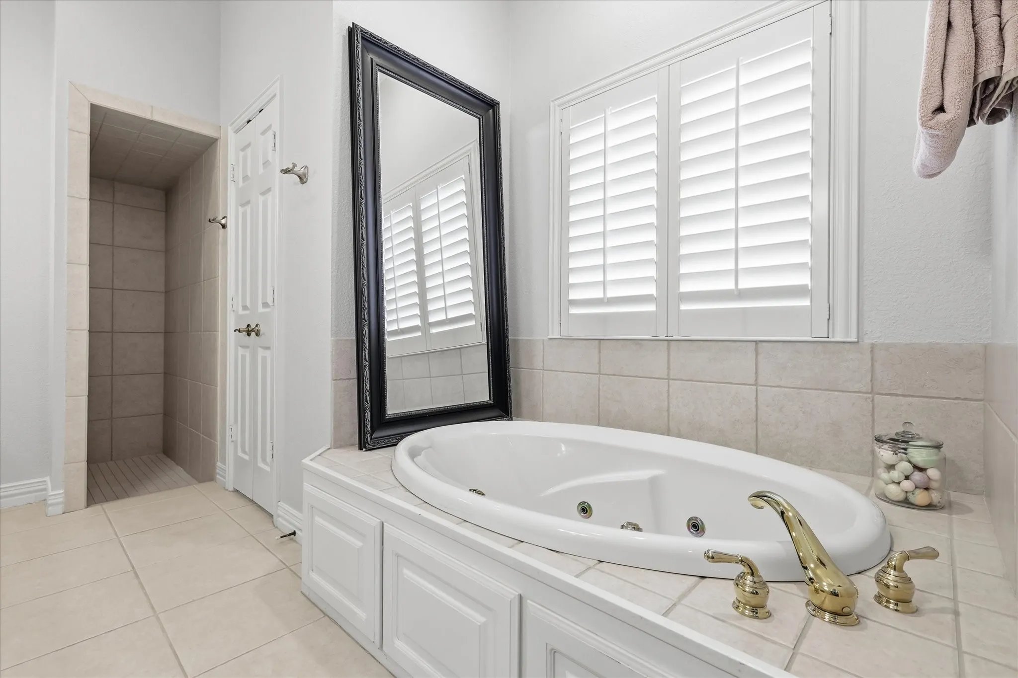 Separate soaking tub with entrance to separate​​‌​​​​‌​​‌‌​‌‌​​​‌‌​‌​‌​‌​​​‌​​ shower