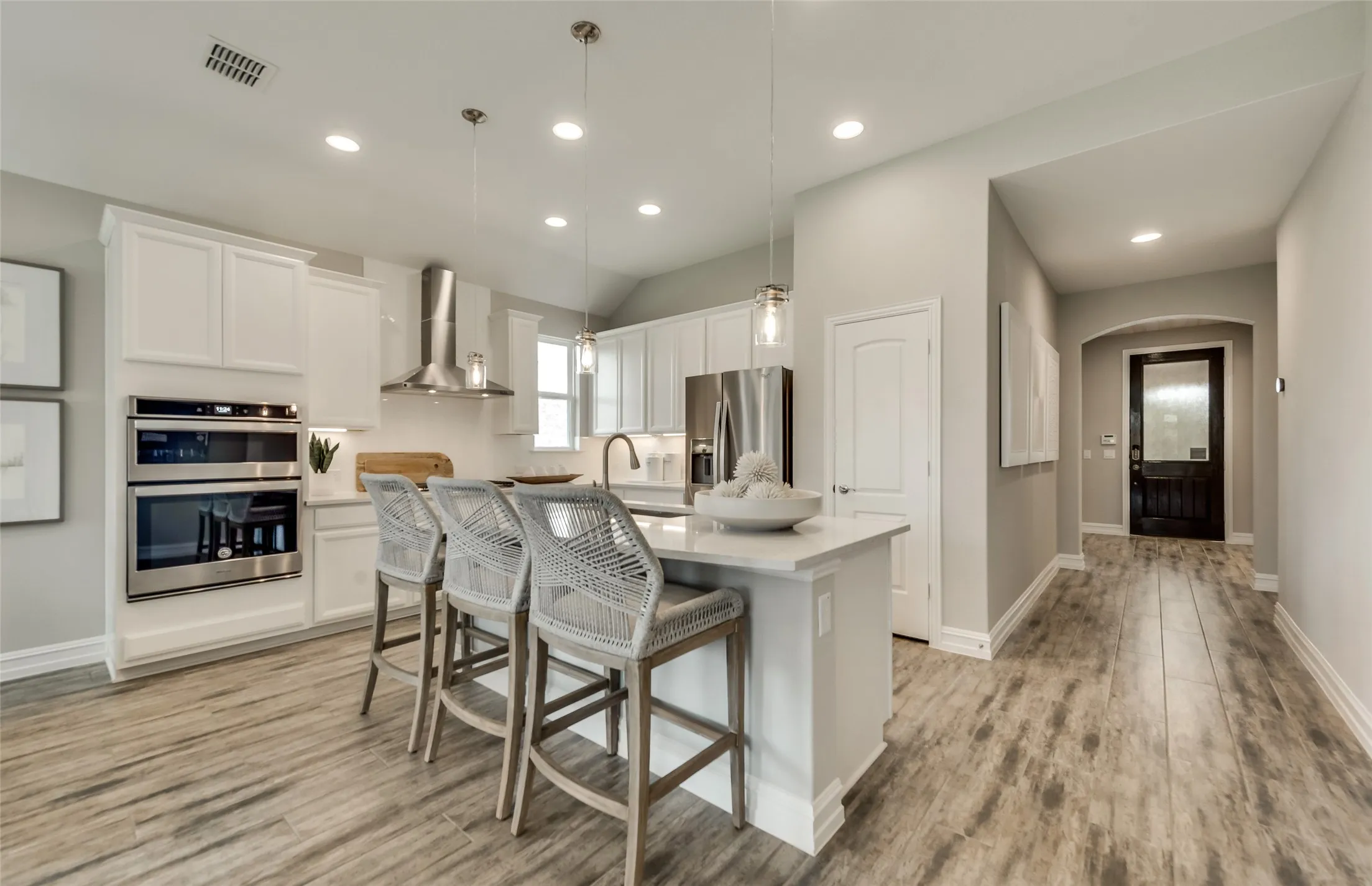 *Model Representation - Spacious kitchen with eat-in bartop island