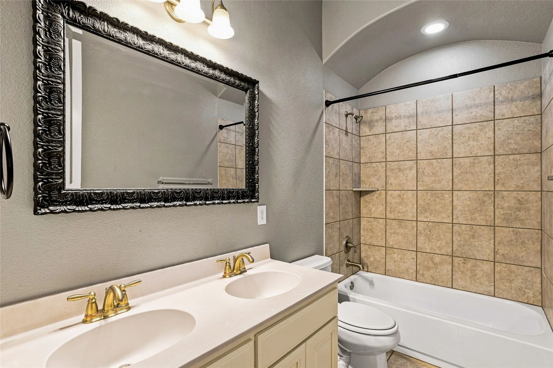 Single Family Residence For Sale in Rockwall County , 727 Fairfax Lane, Rockwall, Texas 75087, 5 Bedroom, 4 Bathroom, 2 Garage spaces, 3,846 Sqft, built in 2010, mls#21344608, Real Estate Agent in Rockwall, Homes For Sale in Rockwall county, Homes For Sale in Rockwall, Realtor in Rockwall Texas, Real Estate Brokerage Independent Realty Texas, Luminita Cordes Realtor