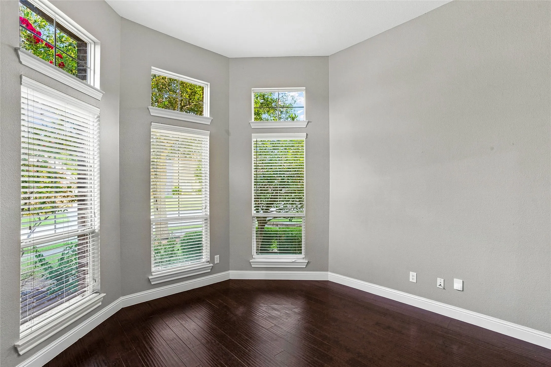 Single Family Residence For Sale in Rockwall County , 727 Fairfax Lane, Rockwall, Texas 75087, 5 Bedroom, 4 Bathroom, 2 Garage spaces, 3,846 Sqft, built in 2010, mls#21344608, Real Estate Agent in Rockwall, Homes For Sale in Rockwall county, Homes For Sale in Rockwall, Realtor in Rockwall Texas, Real Estate Brokerage Independent Realty Texas, Luminita Cordes Realtor