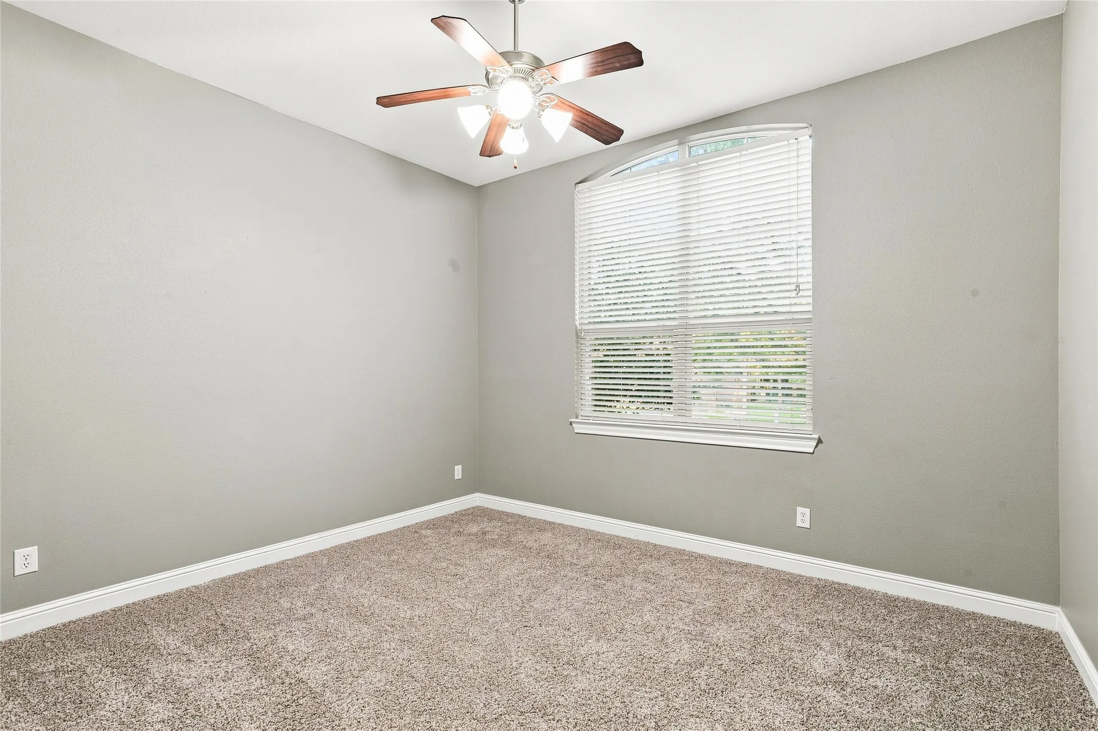 Single Family Residence For Sale in Rockwall County , 727 Fairfax Lane, Rockwall, Texas 75087, 5 Bedroom, 4 Bathroom, 2 Garage spaces, 3,846 Sqft, built in 2010, mls#21344608, Real Estate Agent in Rockwall, Homes For Sale in Rockwall county, Homes For Sale in Rockwall, Realtor in Rockwall Texas, Real Estate Brokerage Independent Realty Texas, Luminita Cordes Realtor